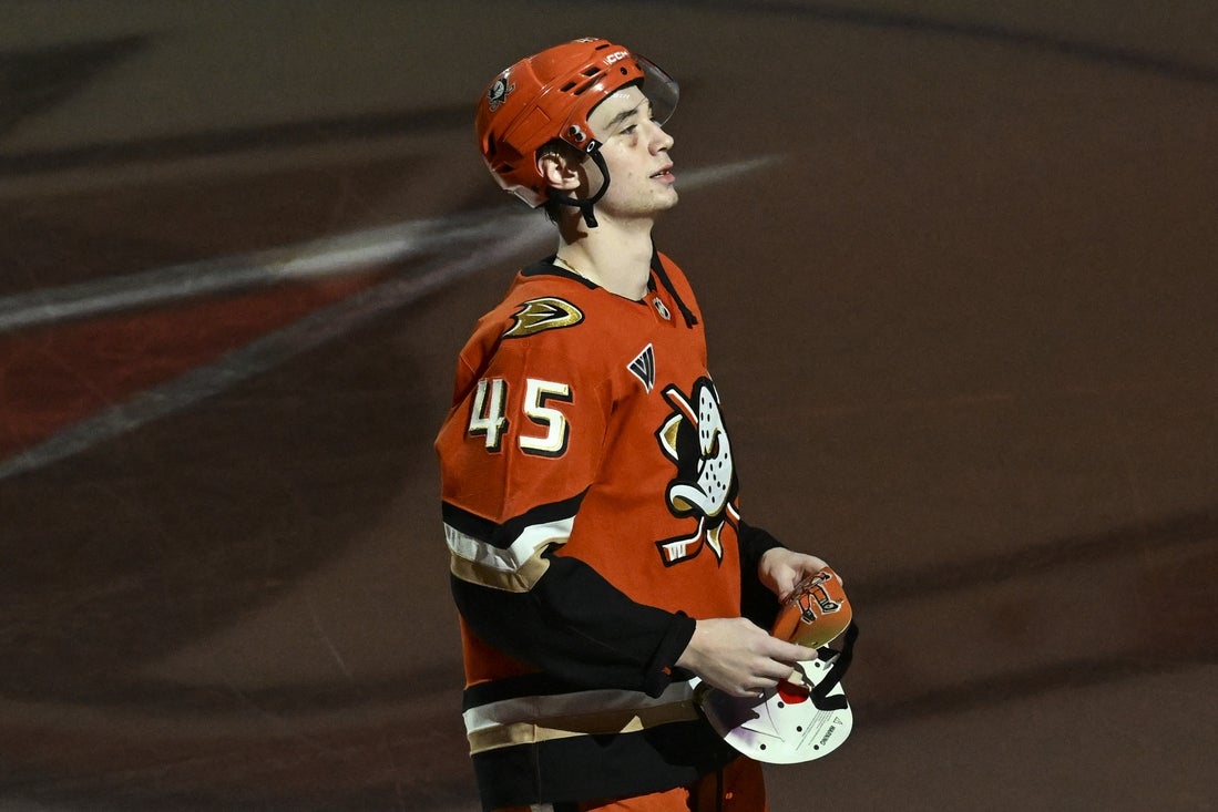 Ducks' Beckett Sennecke bids to stay hot vs. Blackhawks Level Media sports content solutions