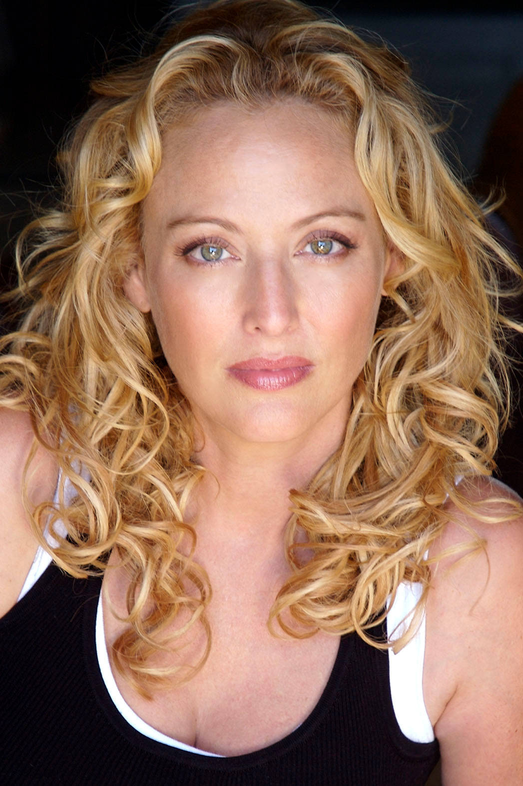 Download Virginia Madsen Fantastic Golden Curls Wallpaper