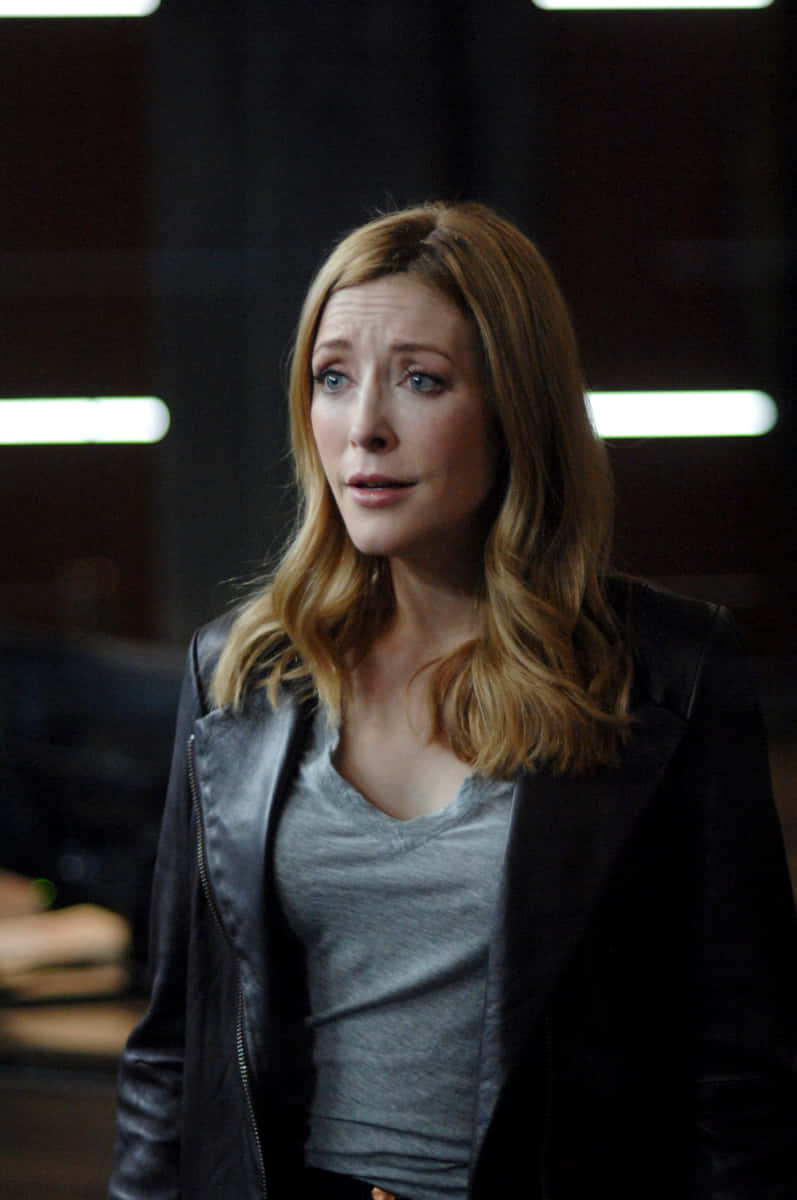 Download Concerned Expression Actress Jennifer Finnigan Wallpaper