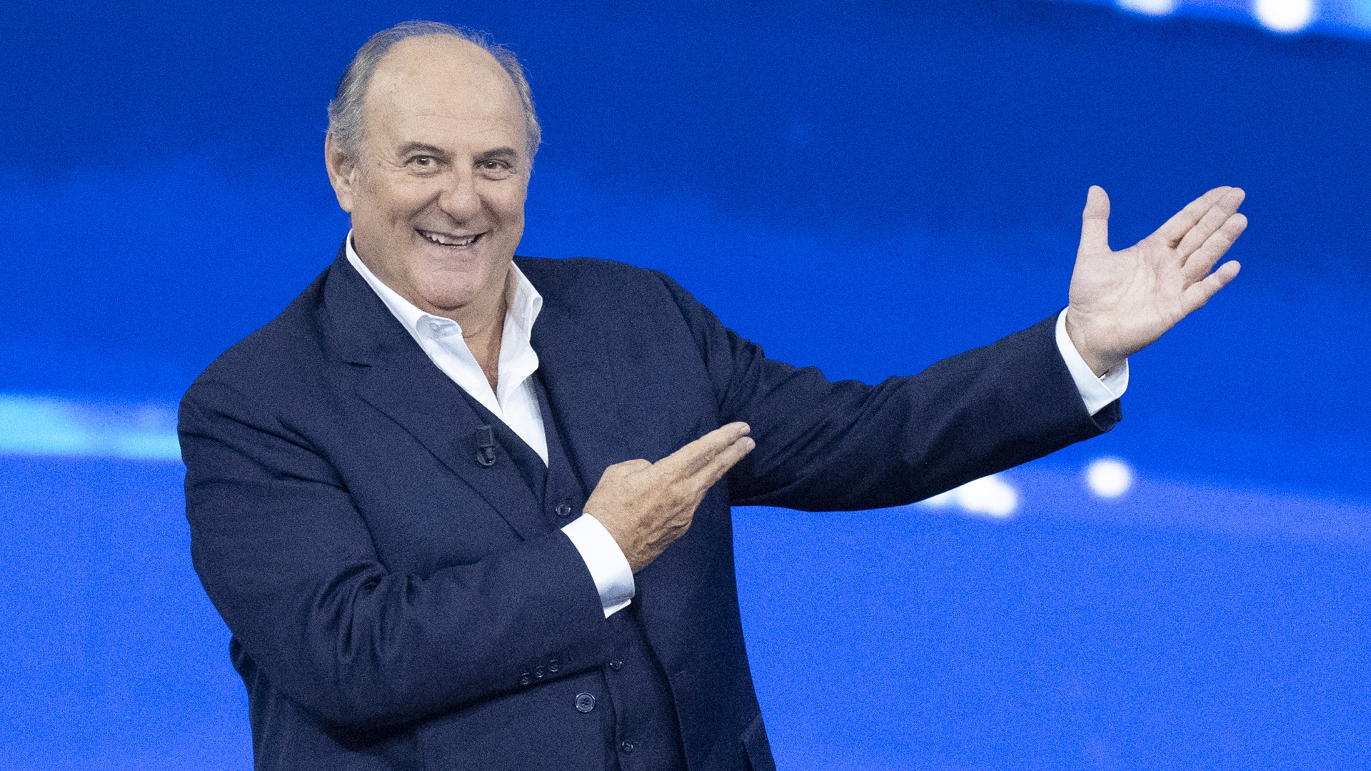 Gerry Scotti: «Io canto, io scrivo, io rivivo la mia storia». TV Sorrisi e Canzoni