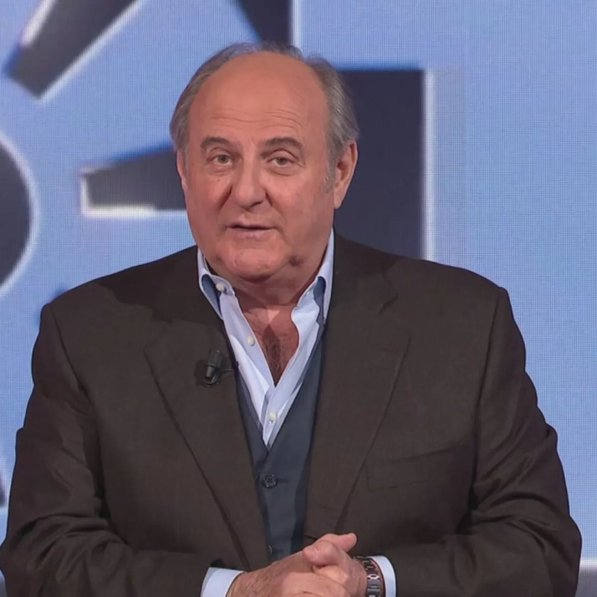 Gerry Scotti contro Stefano De Martino: la guerra social non si placa