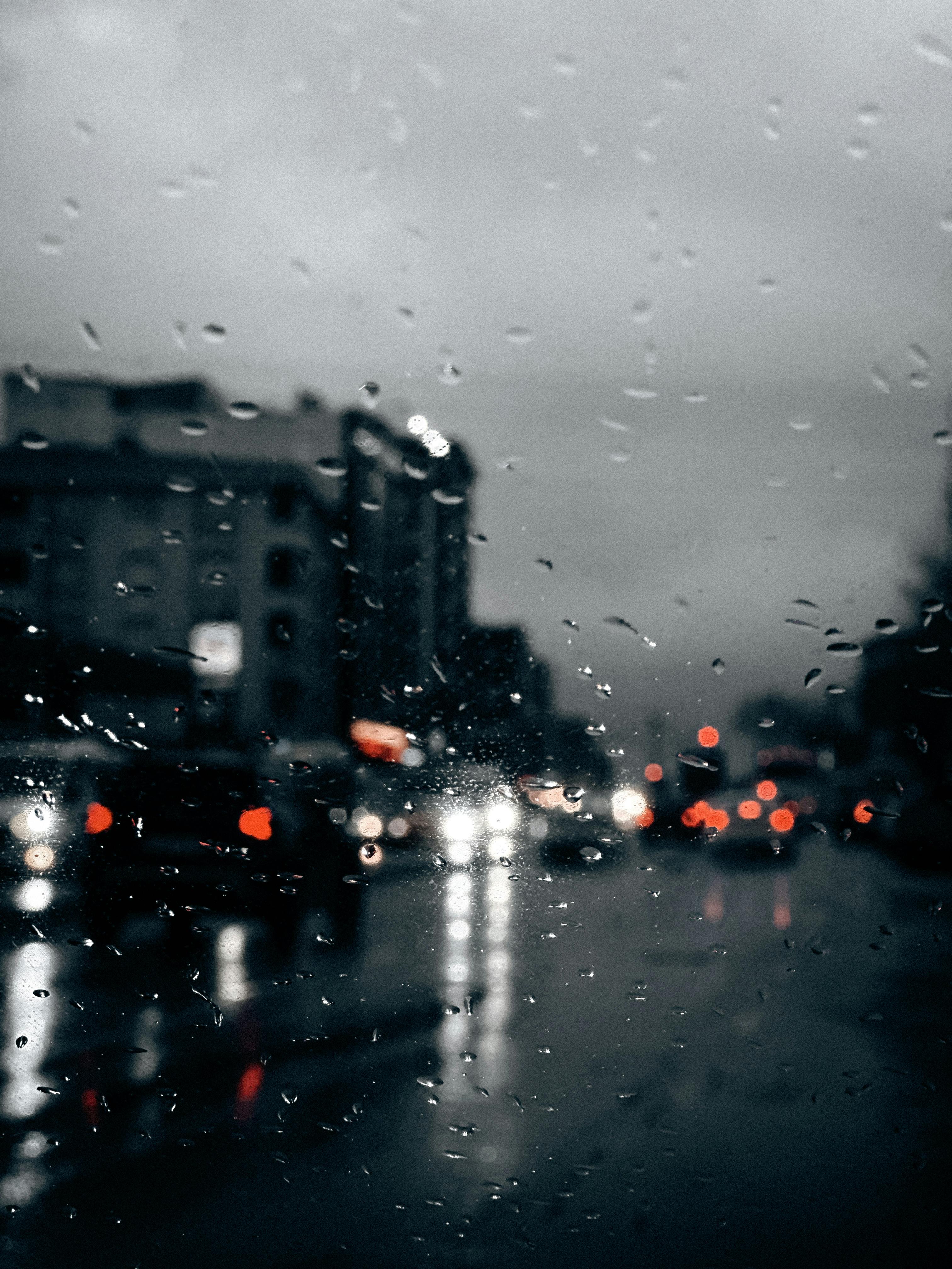 Out of focus lights on rainy weather · Free
