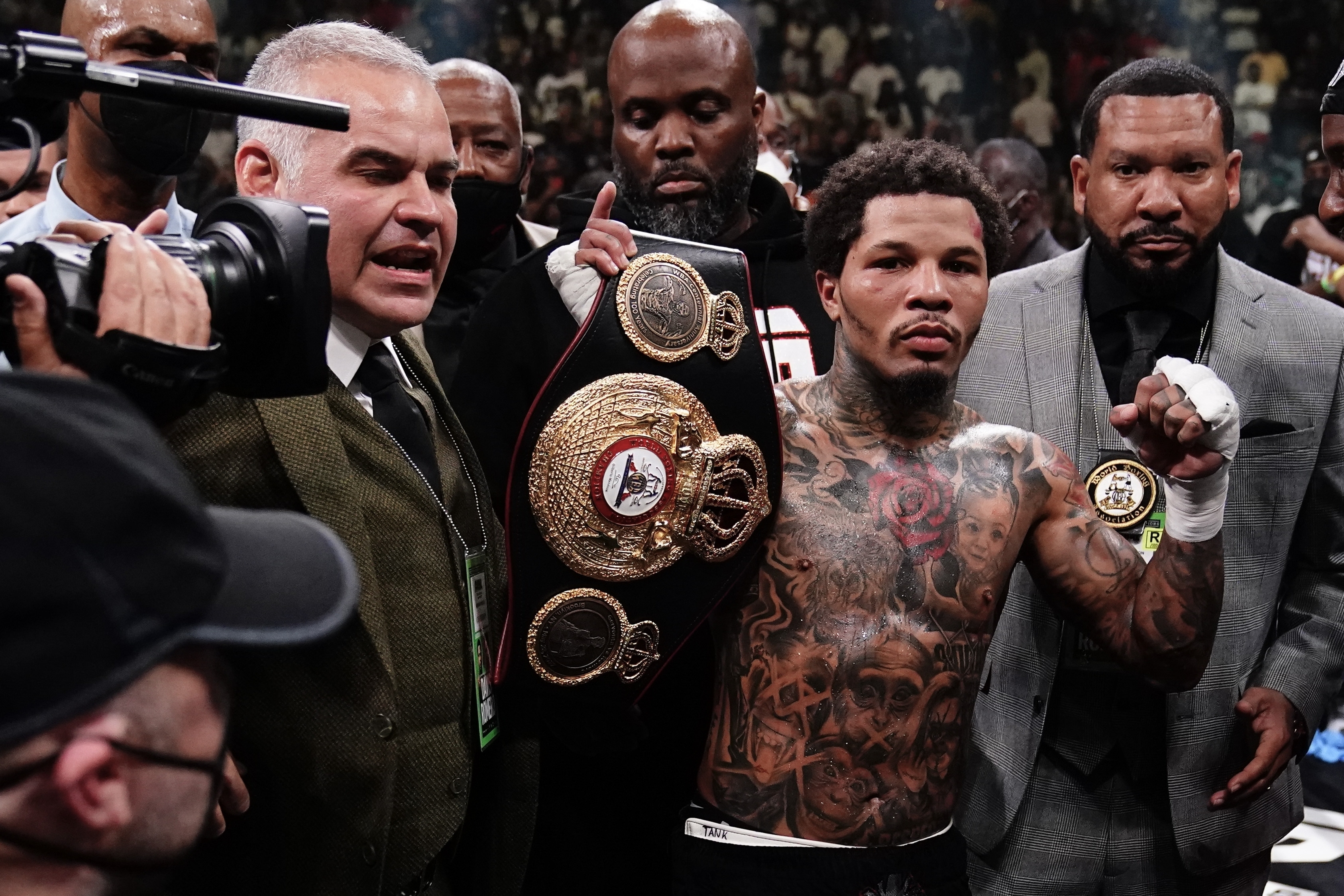 Gervonta Davis stops Romero in 6th, retains lightweight belt