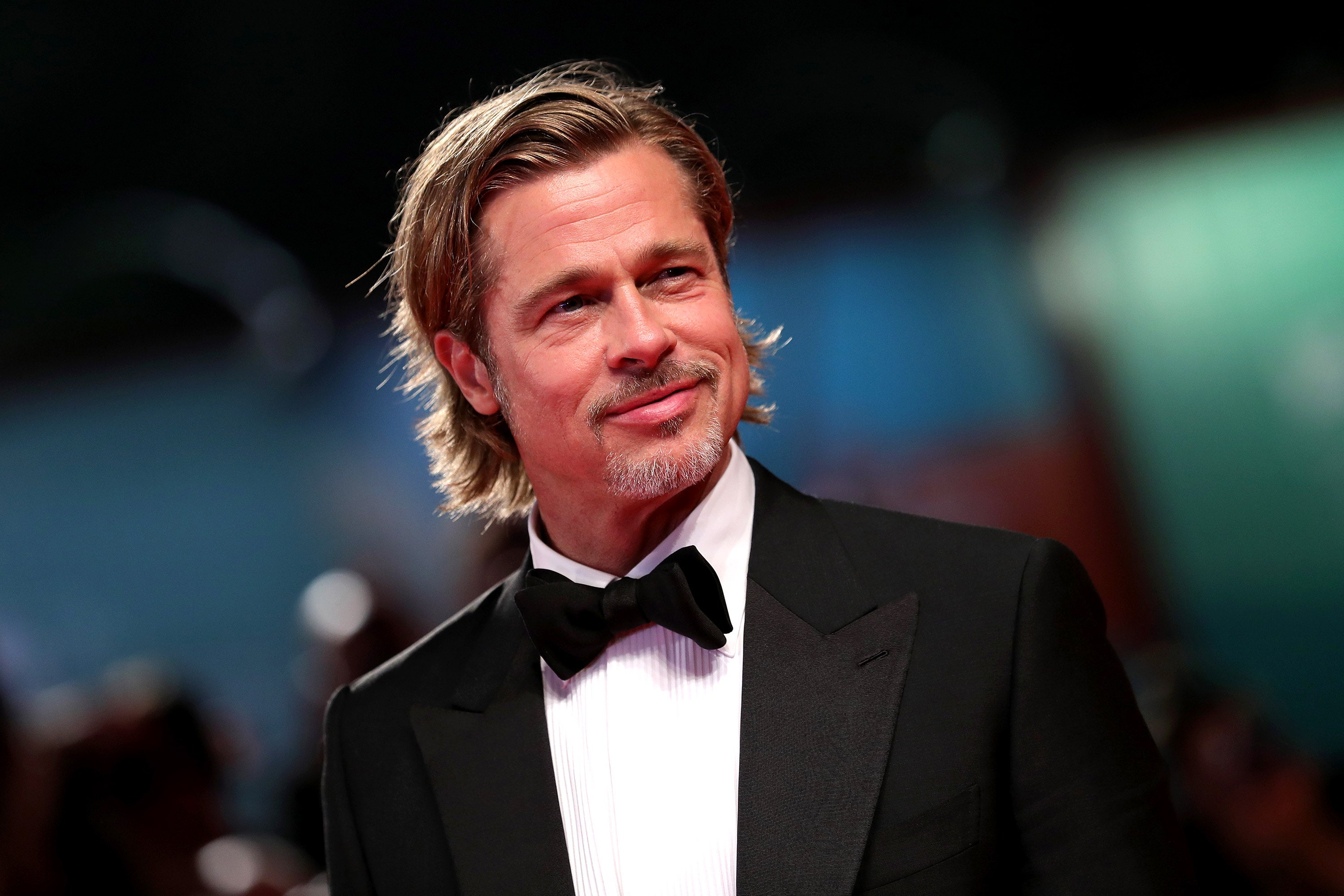 Actor Brad Pitt with a sweet smile Desktop wallpaper 1600x900
