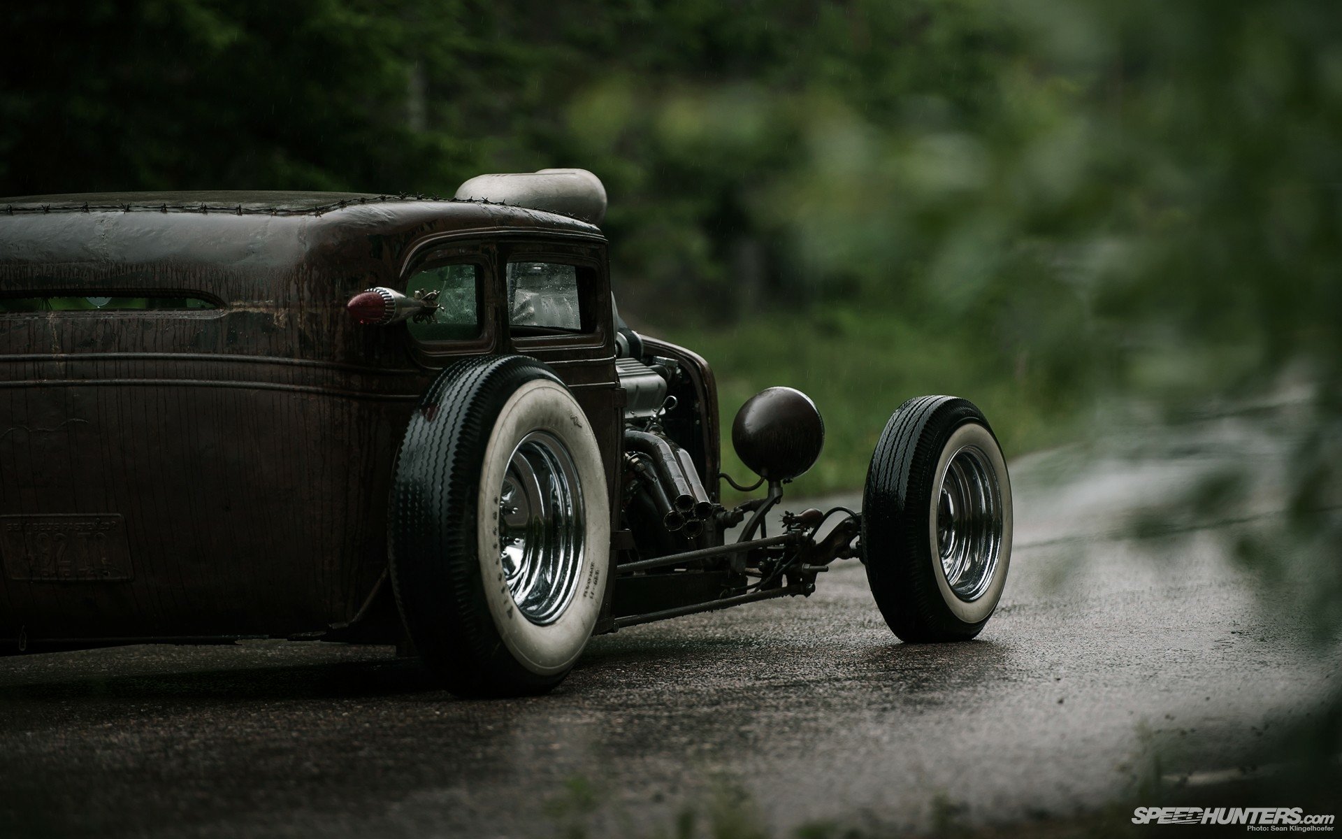 Vintage Power: Classic Car HD Wallpaper