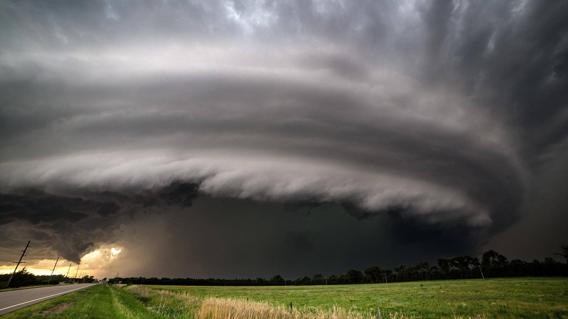 Download Nature Violent Tornado Wallpaper