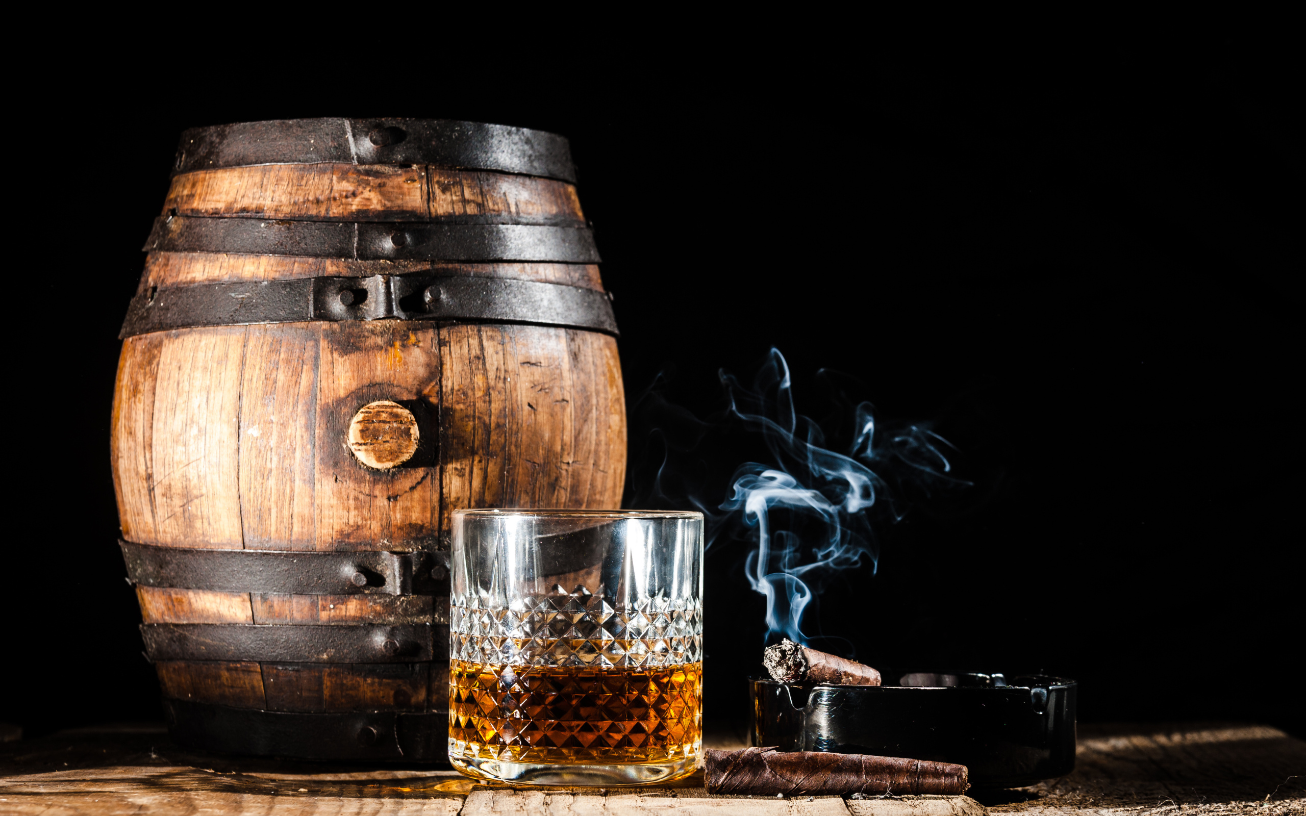 A keg of rum, with a glass of whiskey and a cigar on a black background Desktop wallpaper 2560x1600