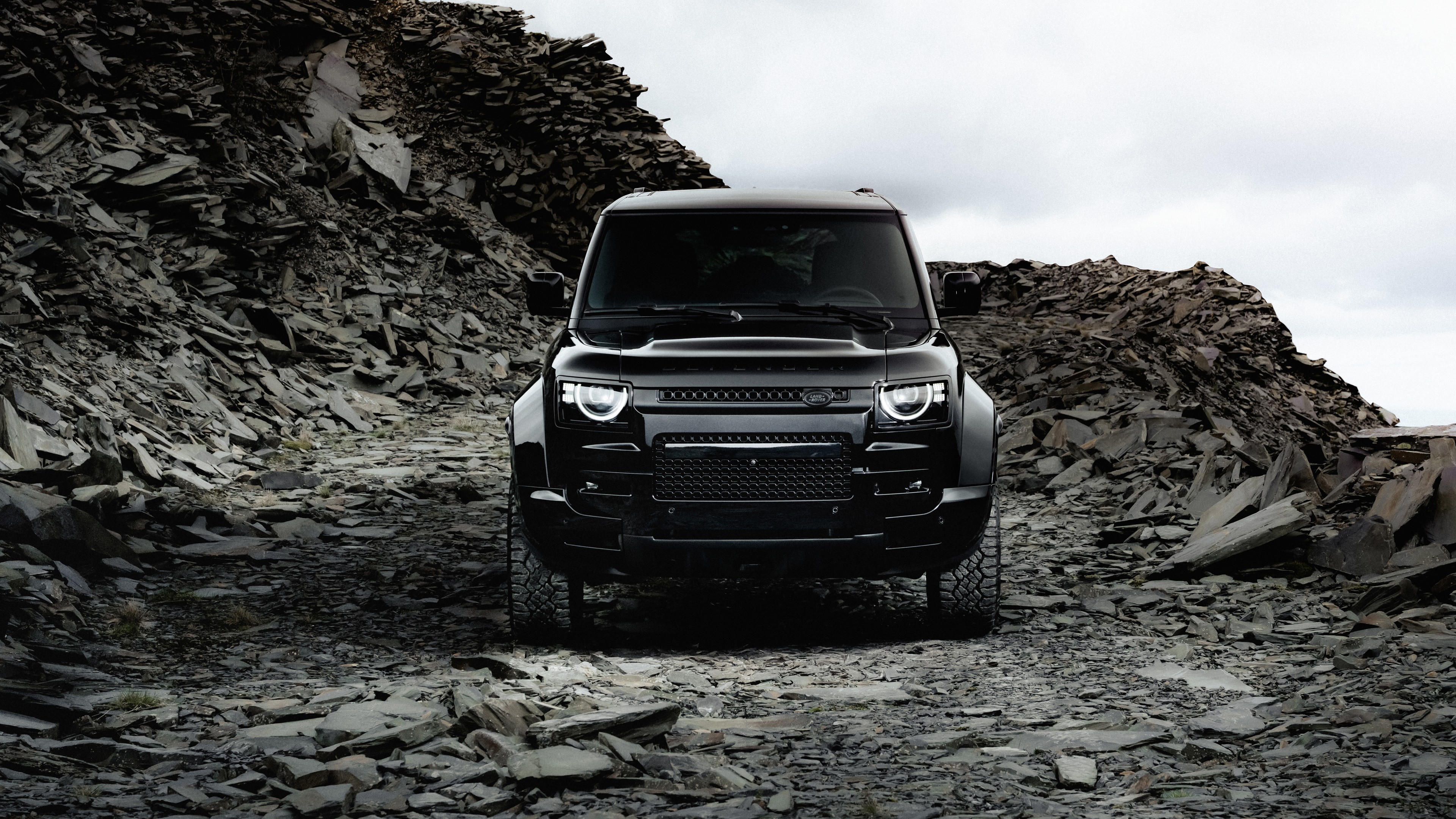 Defender OCTA Black 2025 8K Wallpaper Car Wallpaper