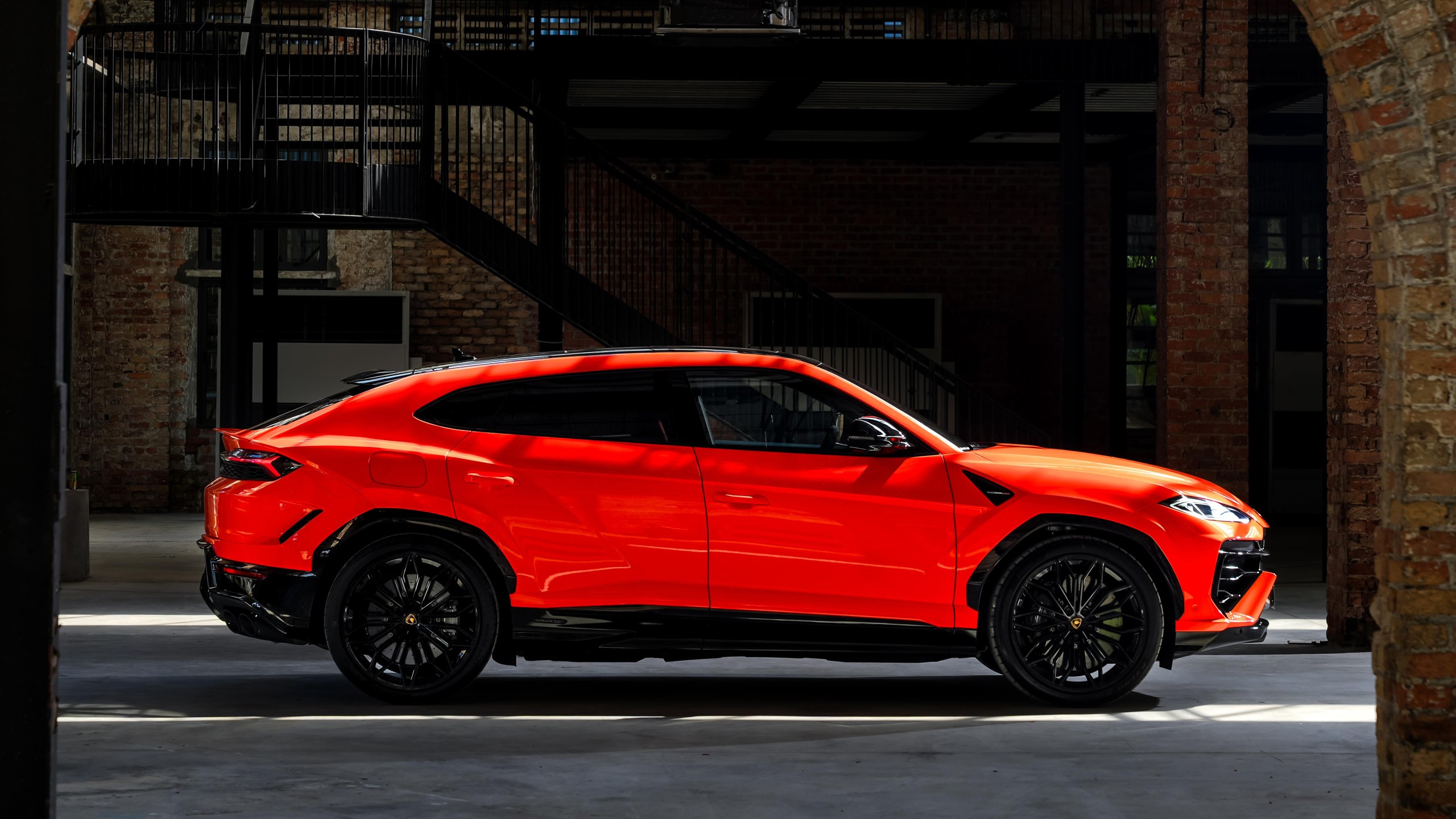 Lamborghini Urus SE Sideview Wallpaper Car Wallpaper