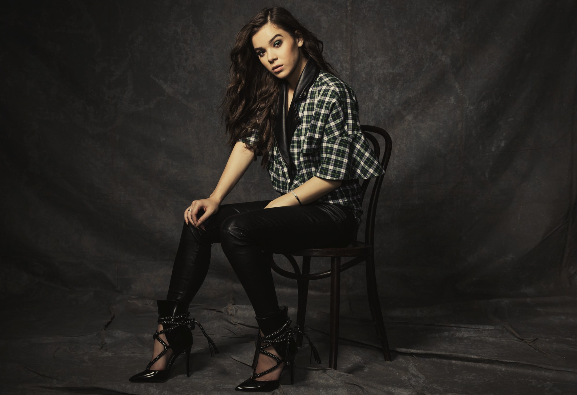 Wallpaper actress, brunette, posing, on the chair, sitting, Hailee Steinfeld, Vanity Fair, Haley Steinfeld for mobile and desktop, section девушки, resolution 2000x1368