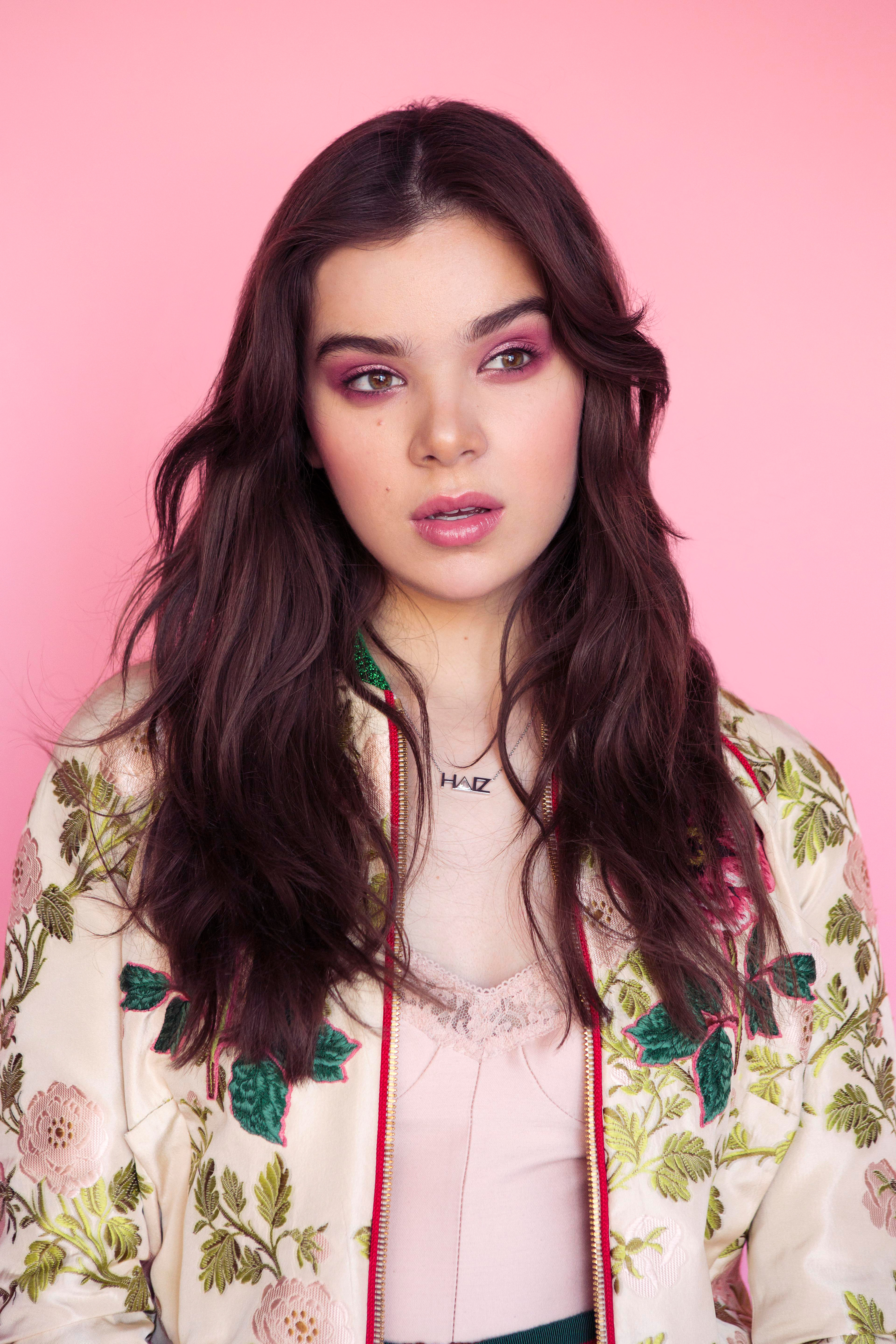 Hailee Steinfeld Wallpaper and Background