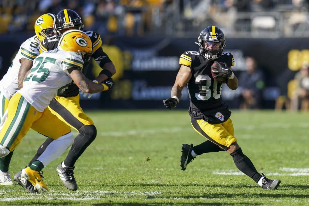 Download Jaylen Warren Evading Tackles Against Green Bay Packers Wallpaper