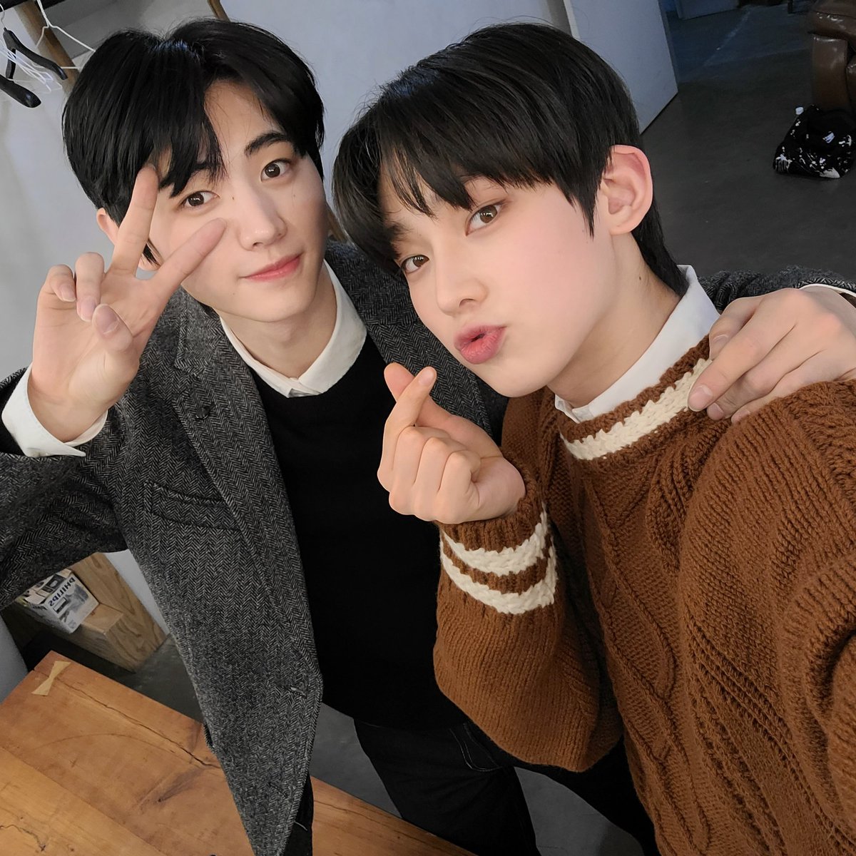 ENHYPEN_members Wah sunoo and sunghoon Selca again, i hope they can post more photo together again, hehehe