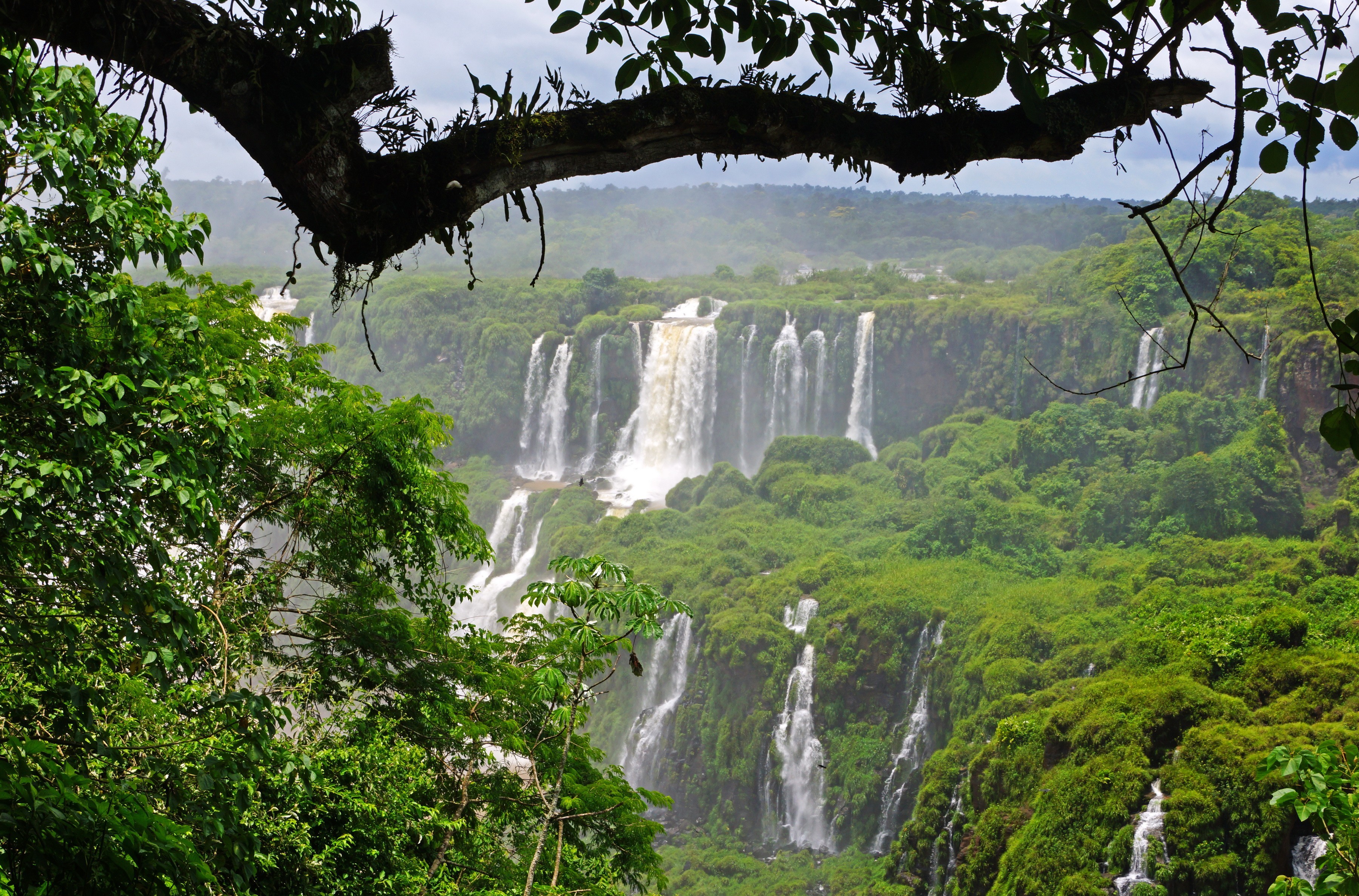 Iguazu Falls: A Stunning HD Wallpaper of Brazil's Natural Beauty