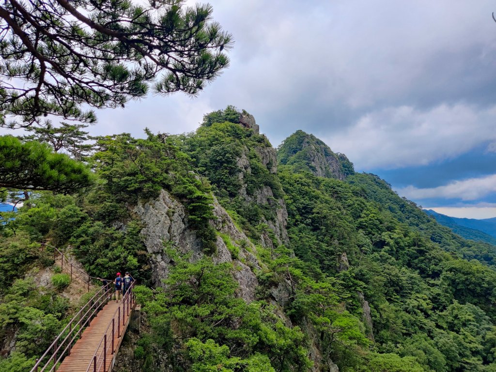 Exploring Woraksan National park