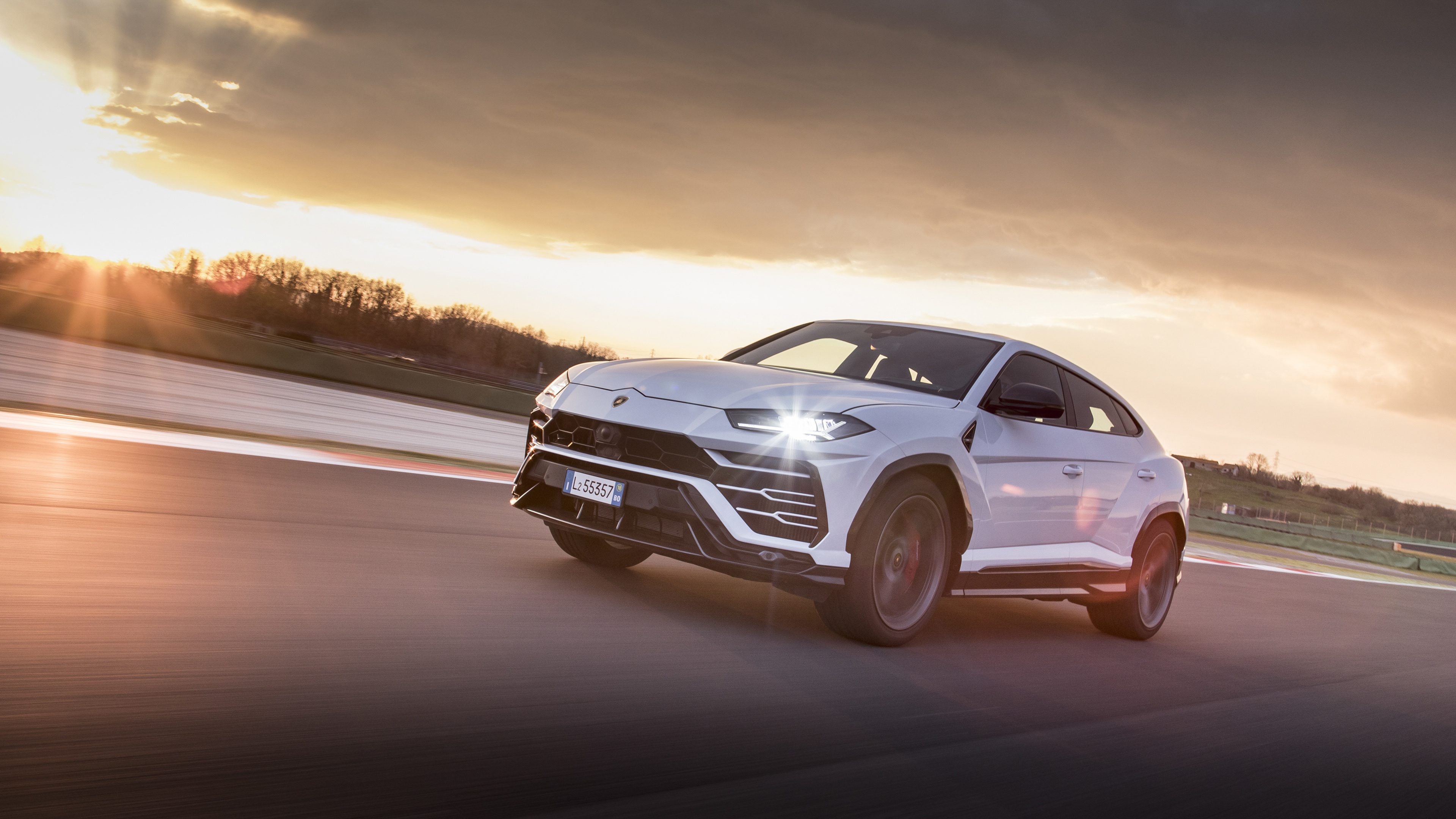 White Lamborghini Urus Desktop Wallpaper 50425