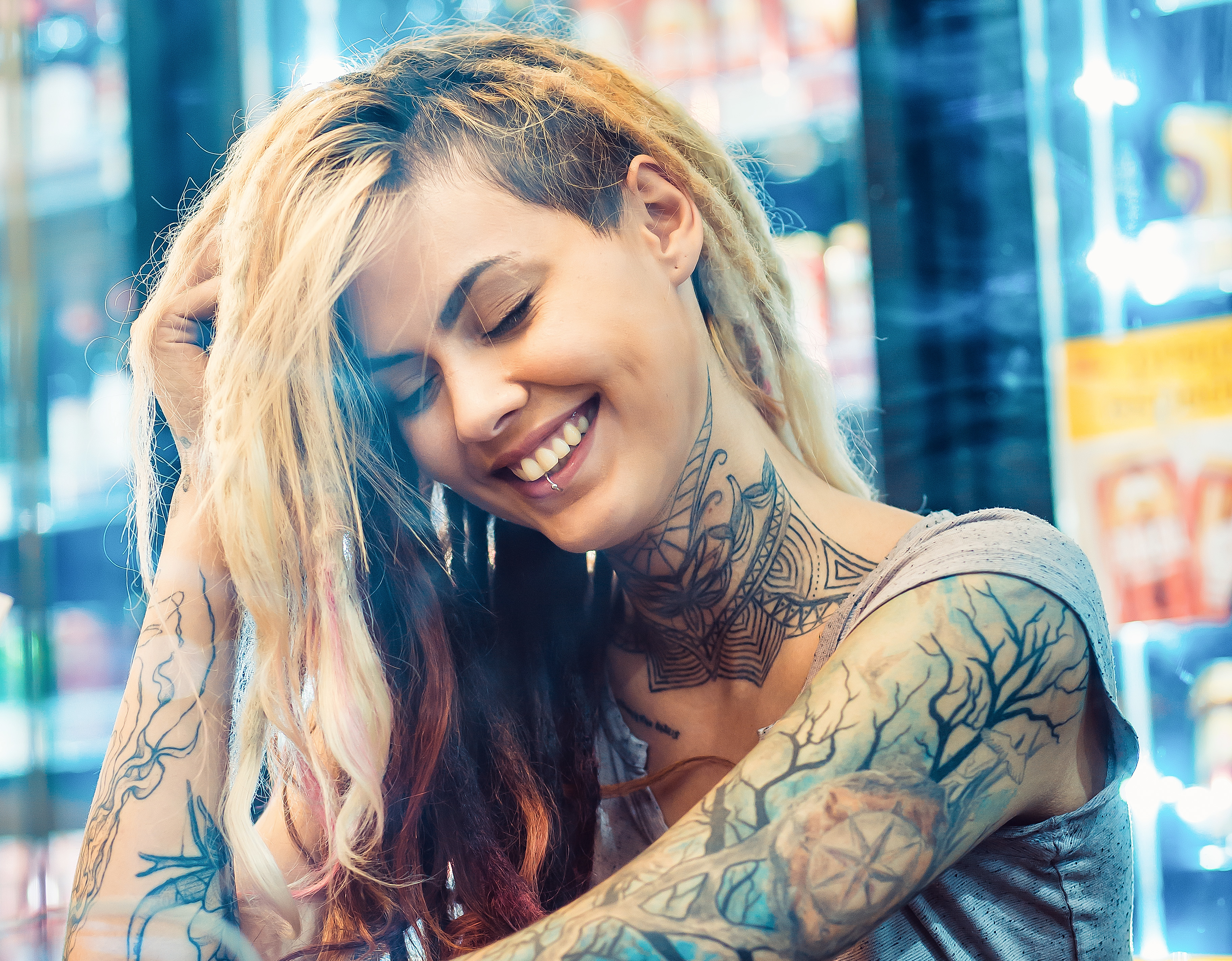 Desktop wallpaper: Women, Tattoo, Blonde, Face, Model, Smile 4K free download for PC. 1532368