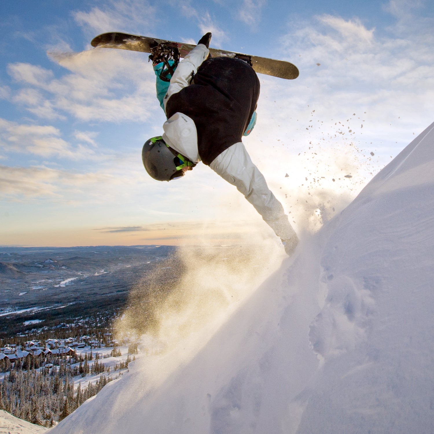 Which is a Better Workout: Skiing or Snowboarding?