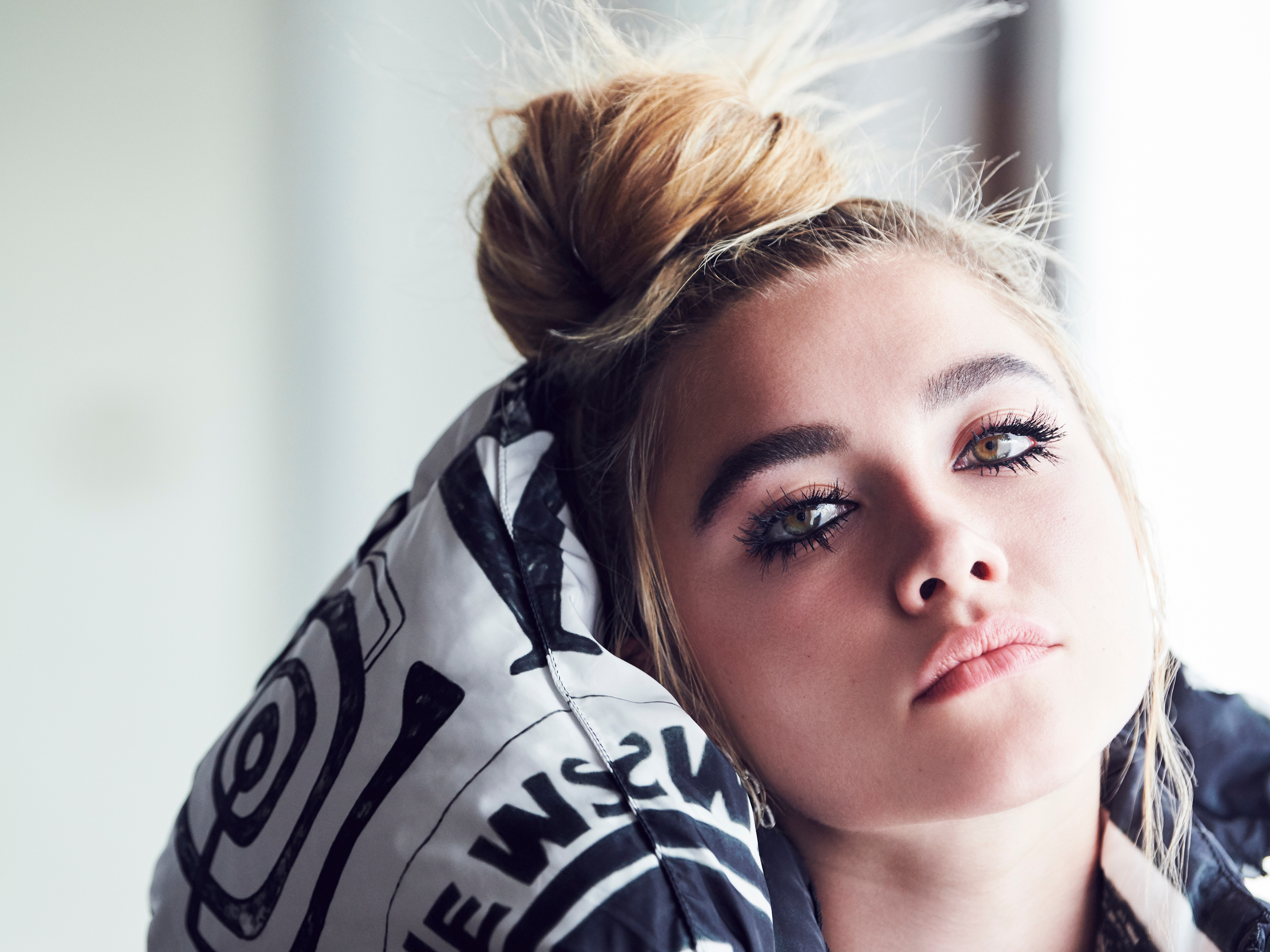 Florence Pugh: Stunning Blonde English Actress HD Wallpaper