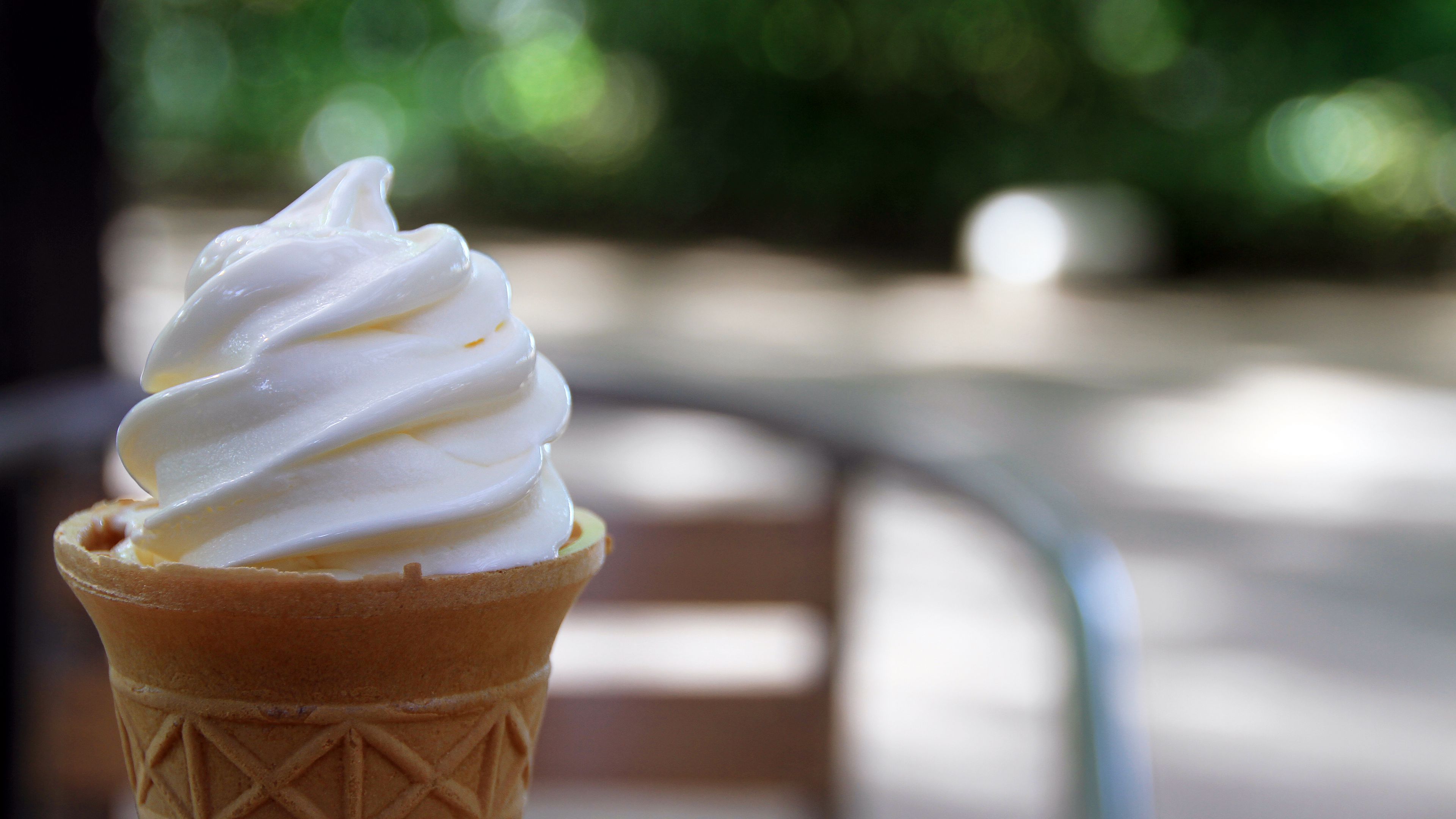 Download wallpaper 3840x2160 ice cream, dessert, summer, blur 4k uhd 16:9 HD background