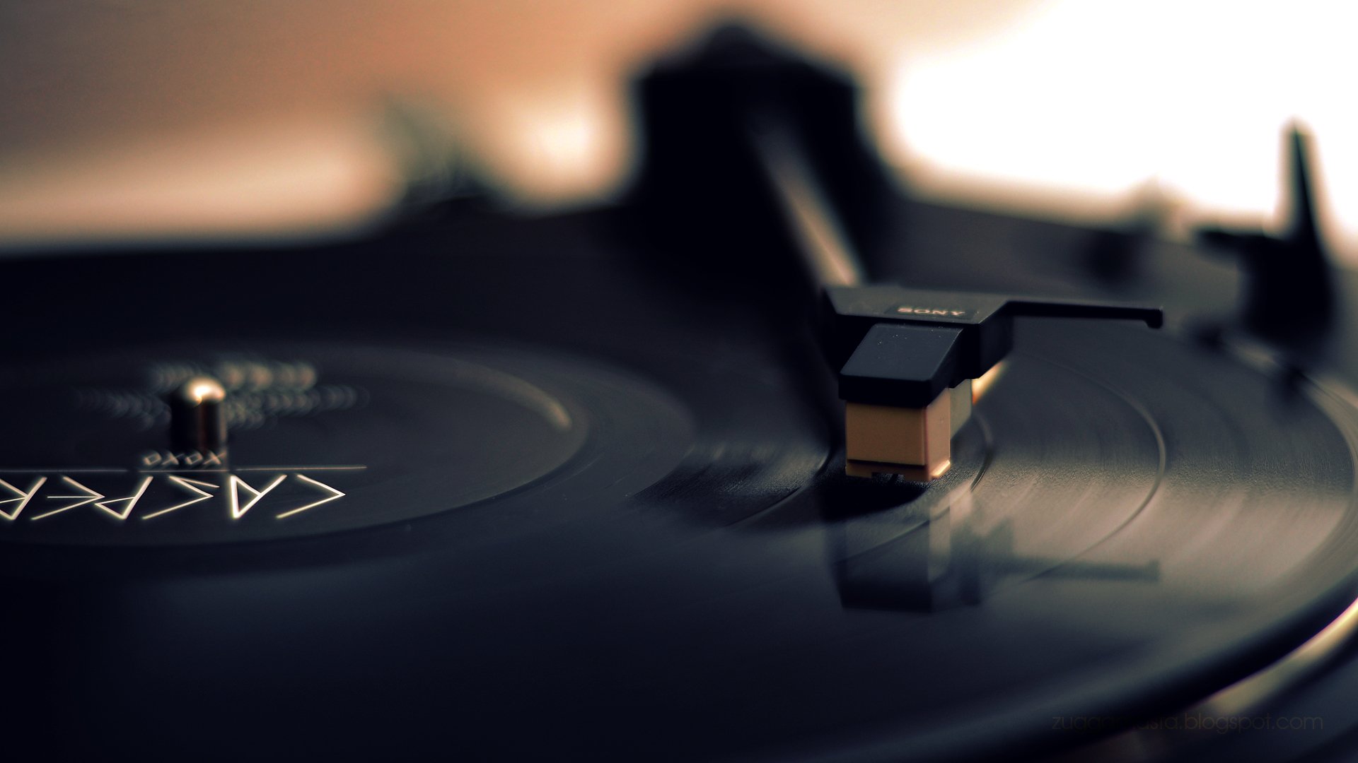 HD Vinyl Vibes: Classic Turntable Music Moment