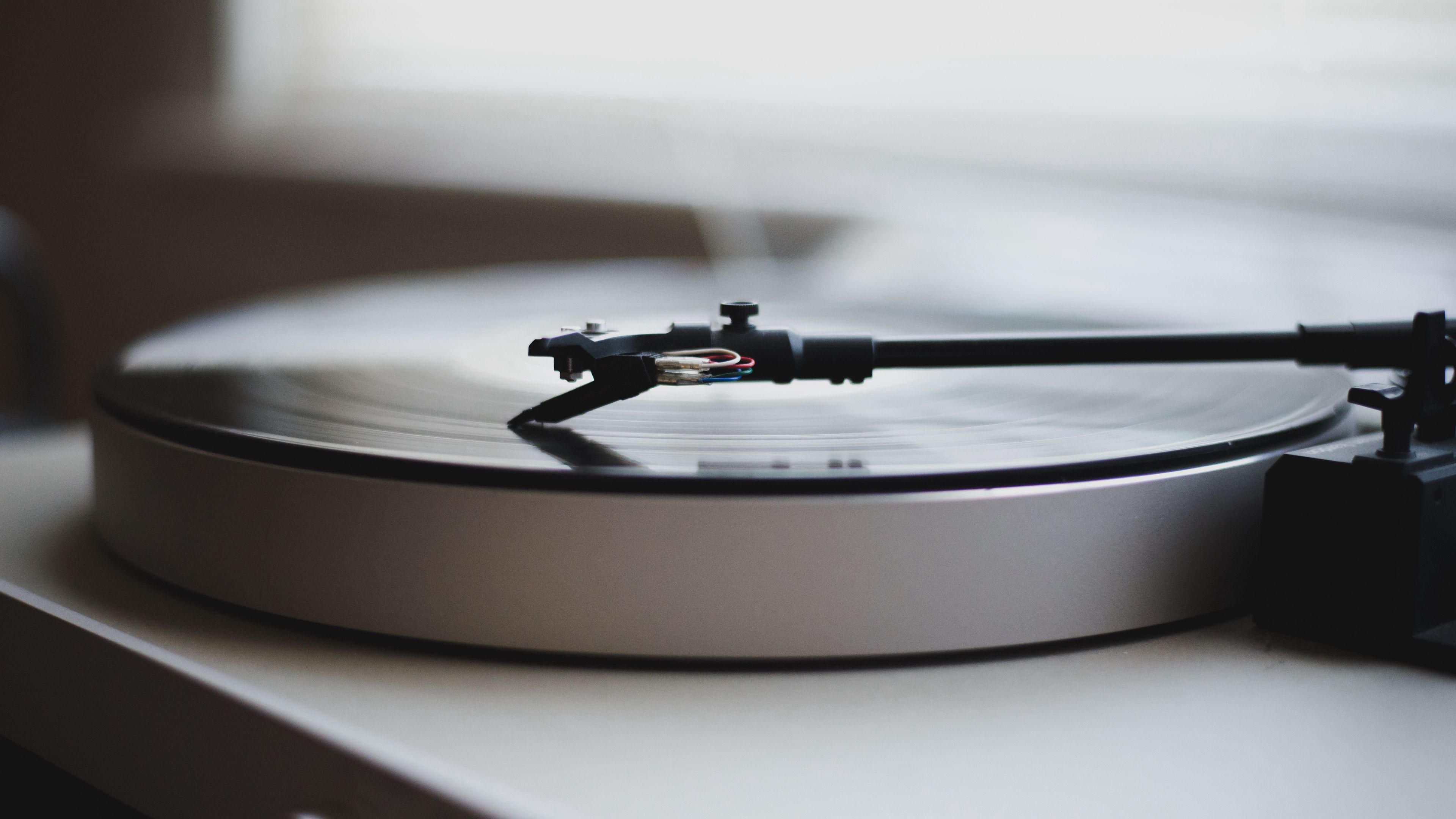 Download wallpaper 3840x2160 vinyl, vinyl record player, record 4k uhd 16:9 HD background
