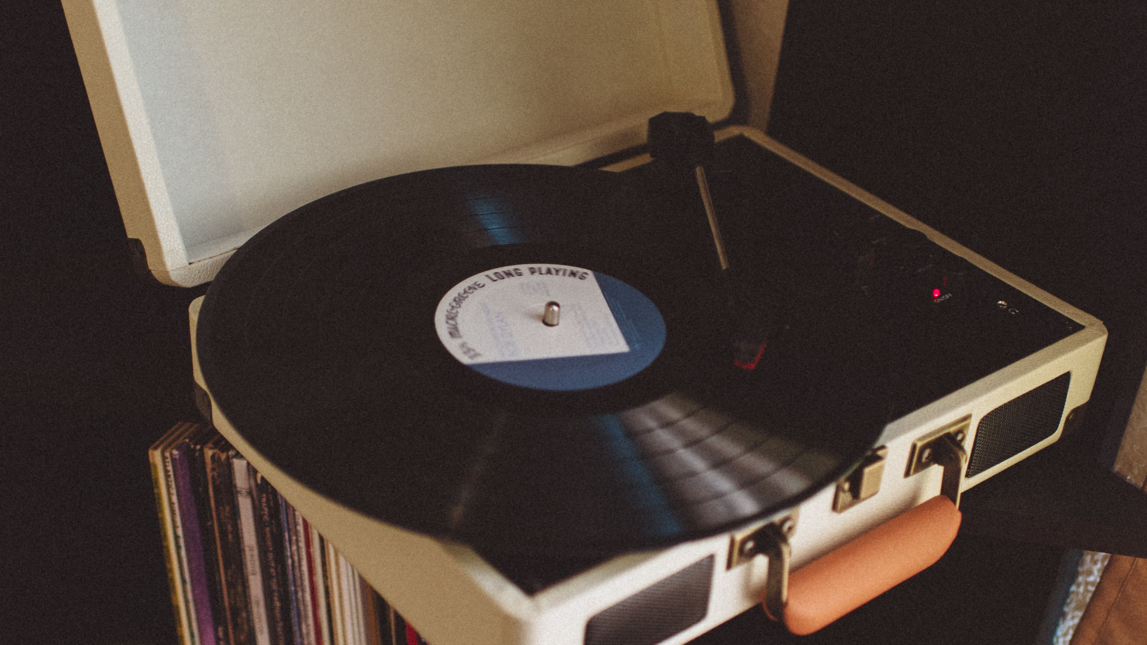 Download wallpaper 3840x2160 vinyl record player, vinyl record, retro 4k uhd 16:9 HD background