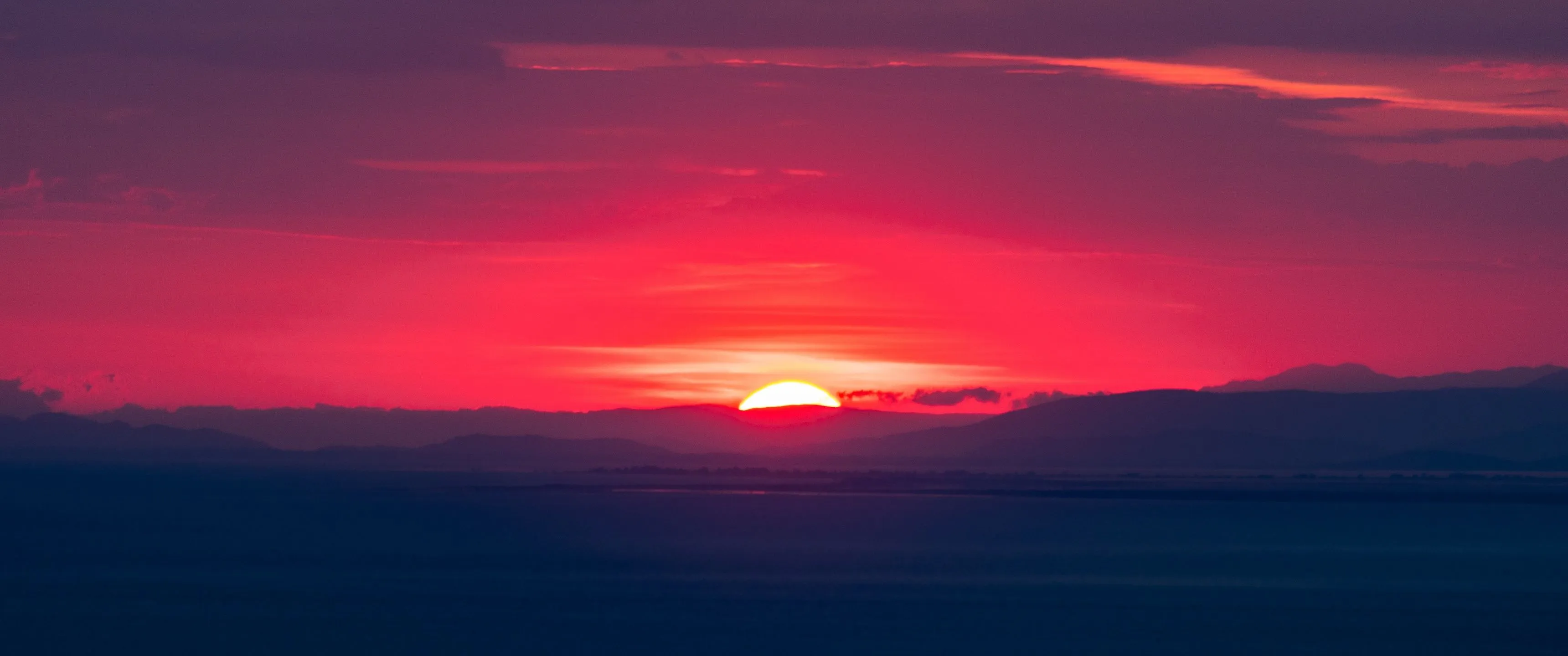 Sunset over the ocean 5K Wallpaper