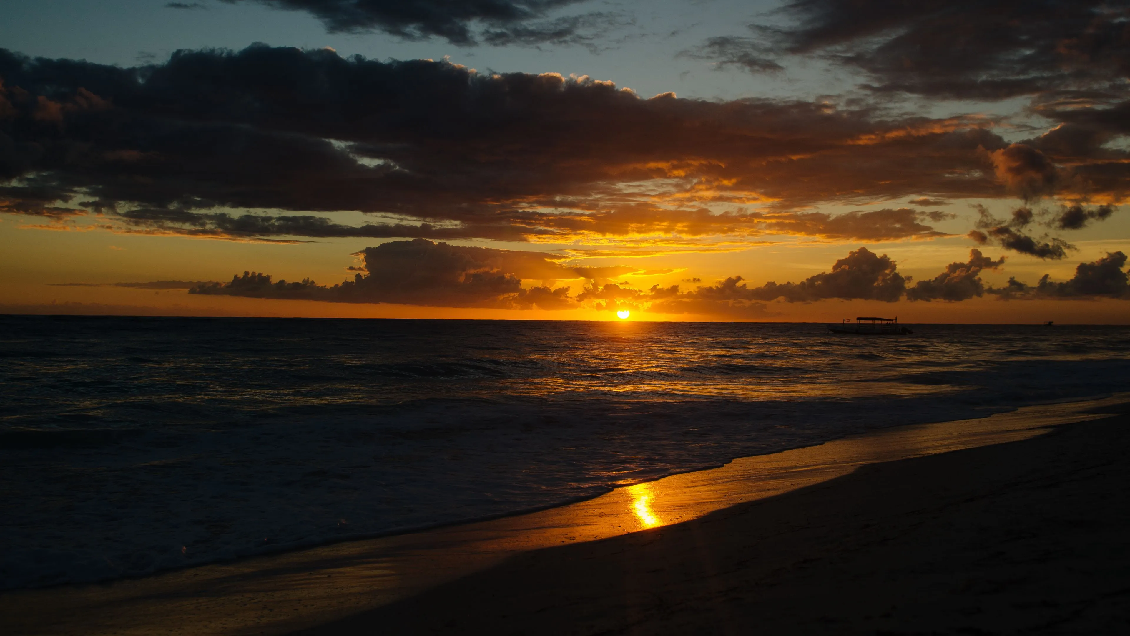 Download wallpaper 3840x2160 beach, ocean, waves, sunset, dark 4k uhd 16:9 HD background