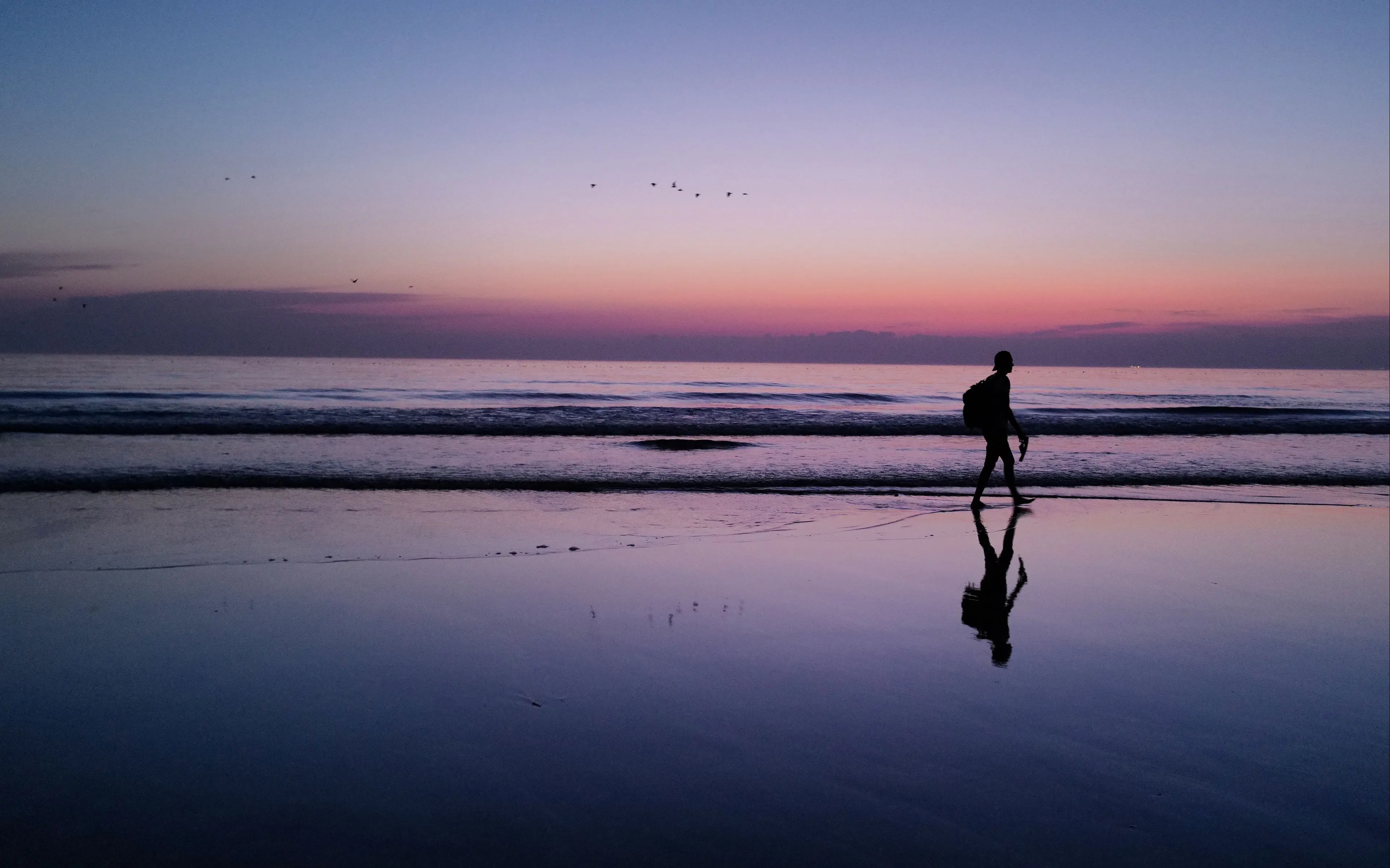 Download wallpaper 3840x2400 silhouette, alone, beach, dark 4k ultra HD 16:10 HD background