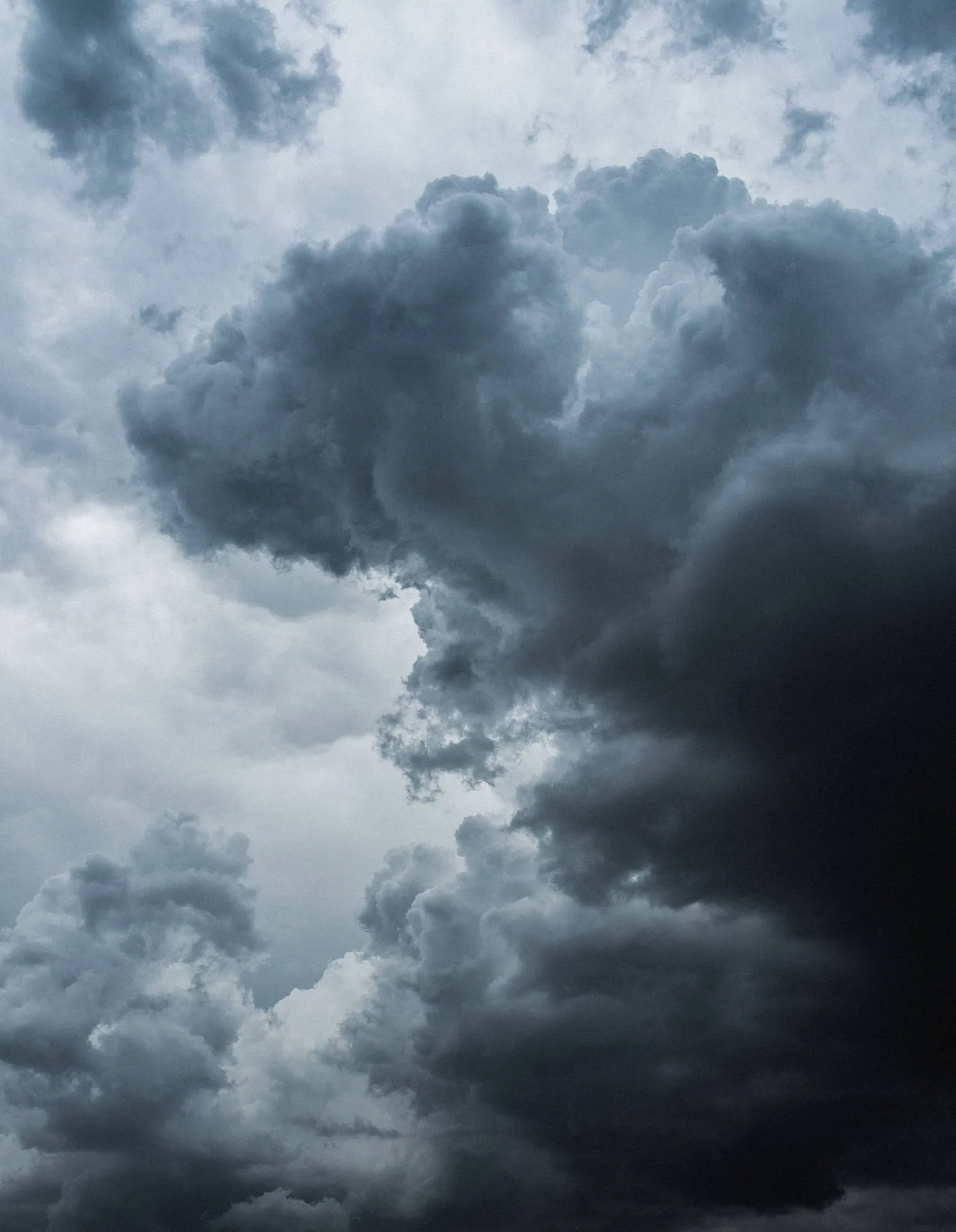 Download Marvelous Rainy Gray Cloudy Sky Wallpaper