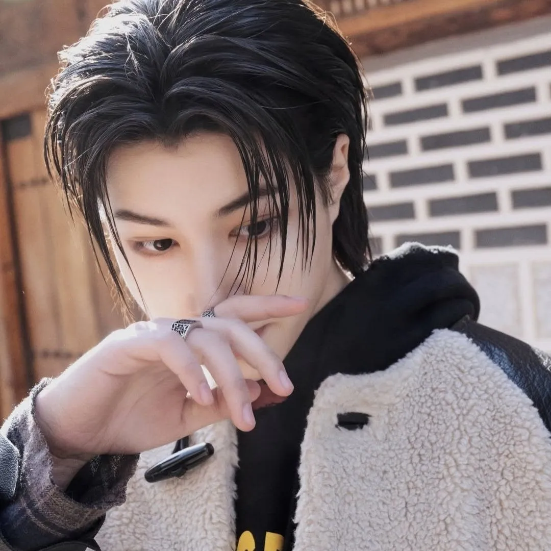 LNGSHOT Louis Fandom Community │ No.1 KPOP App CHOEAEDOL