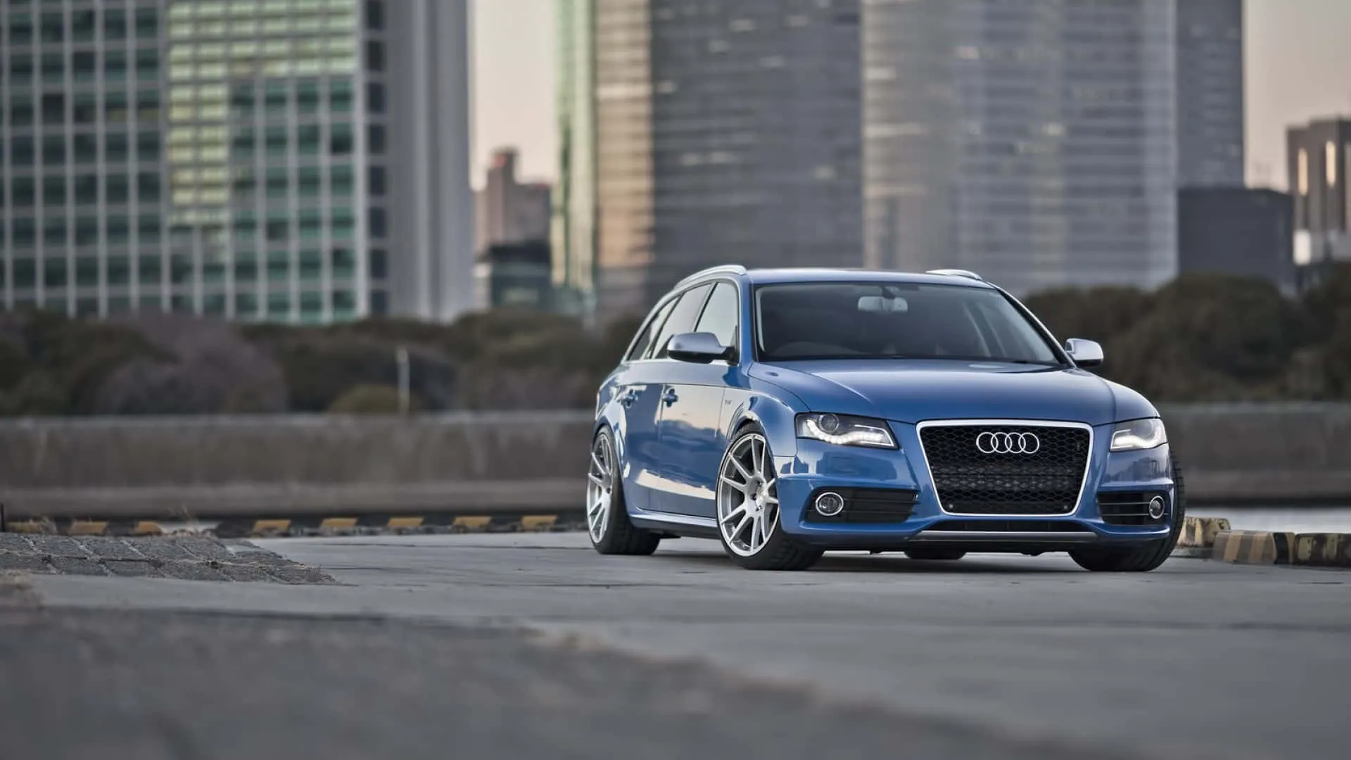 Download Audi S4 Sleek Design Wallpaper