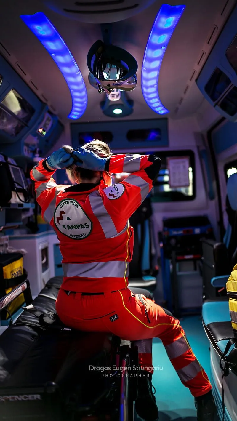 Getting ready, ambulance, ambulanza, ems, italian, paramedic, HD phone wallpaper