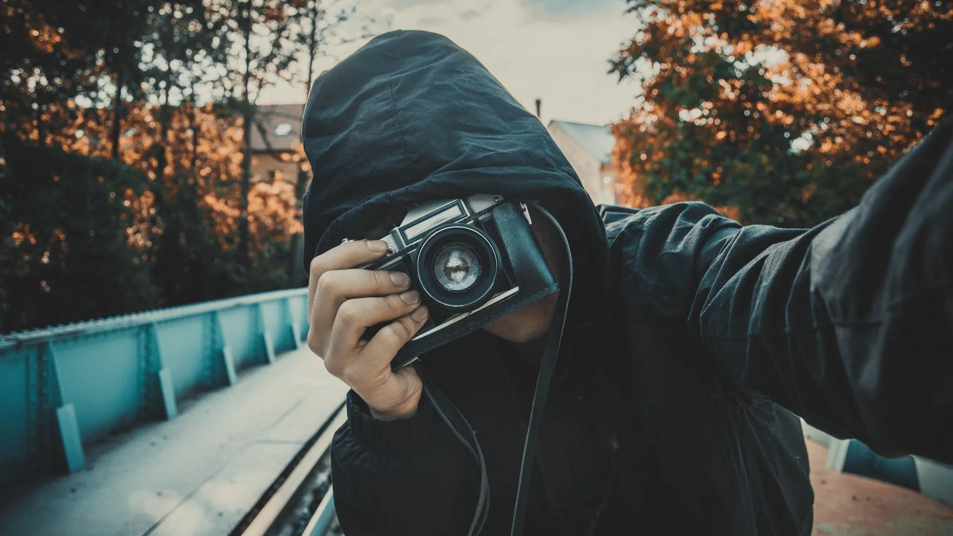 Download wallpaper 1920x1080 photographer, camera, selfie, hood, lens, hidden face full hd, hdtv, fhd, 1080p HD background