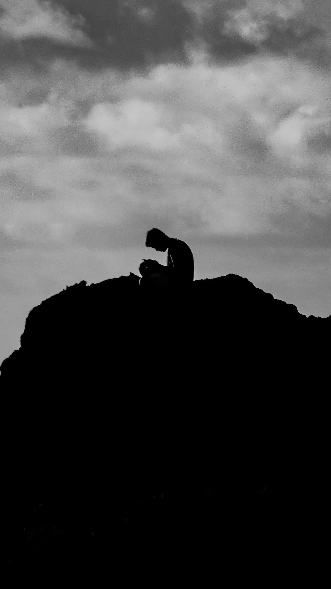 Download wallpaper 1350x2400 silhouette, dark, alone, rock iphone 8+/7+/6s+/for parallax HD background