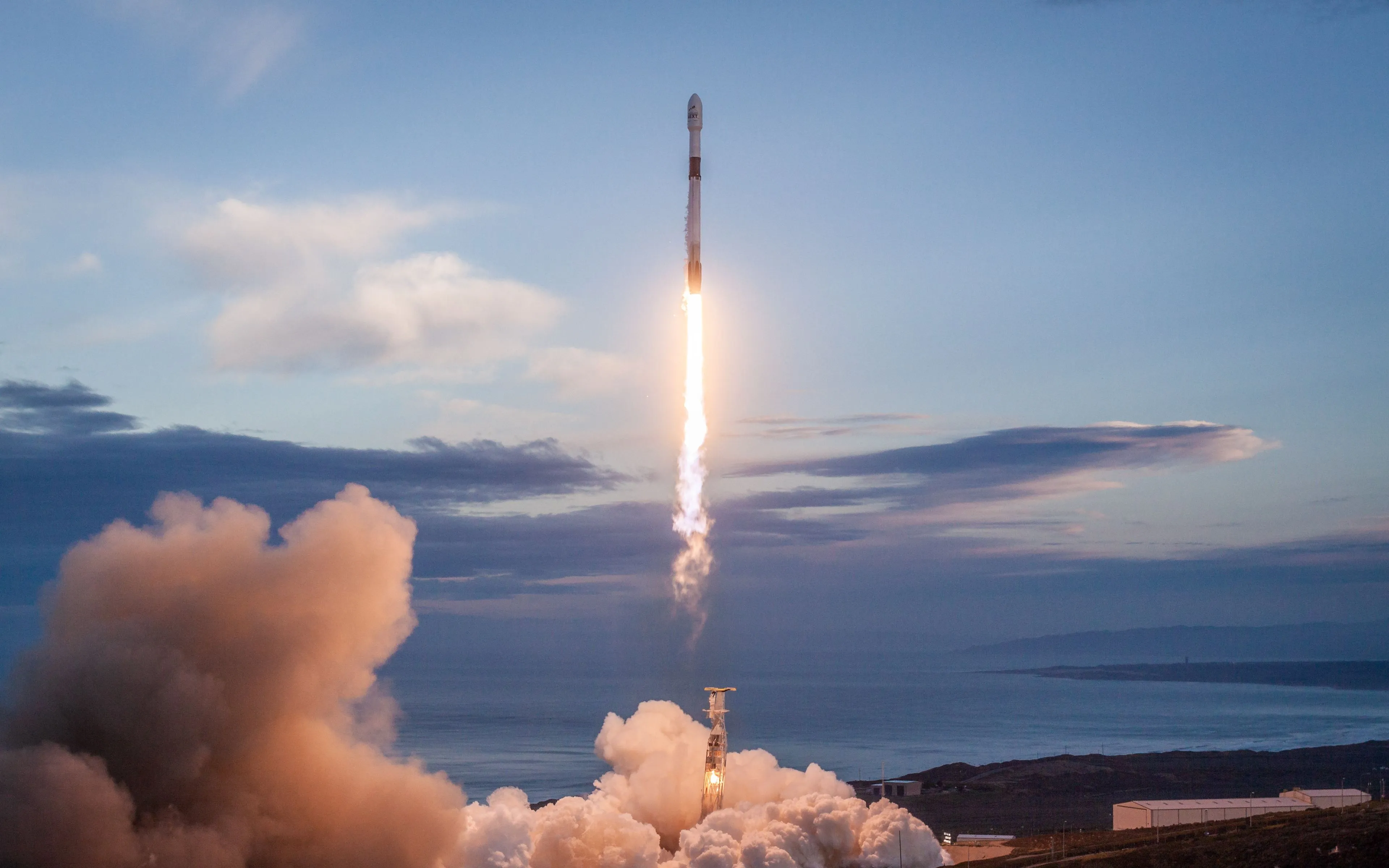 Download wallpaper 3840x2400 rocket, flight, launch, smoke 4k ultra HD 16:10 HD background