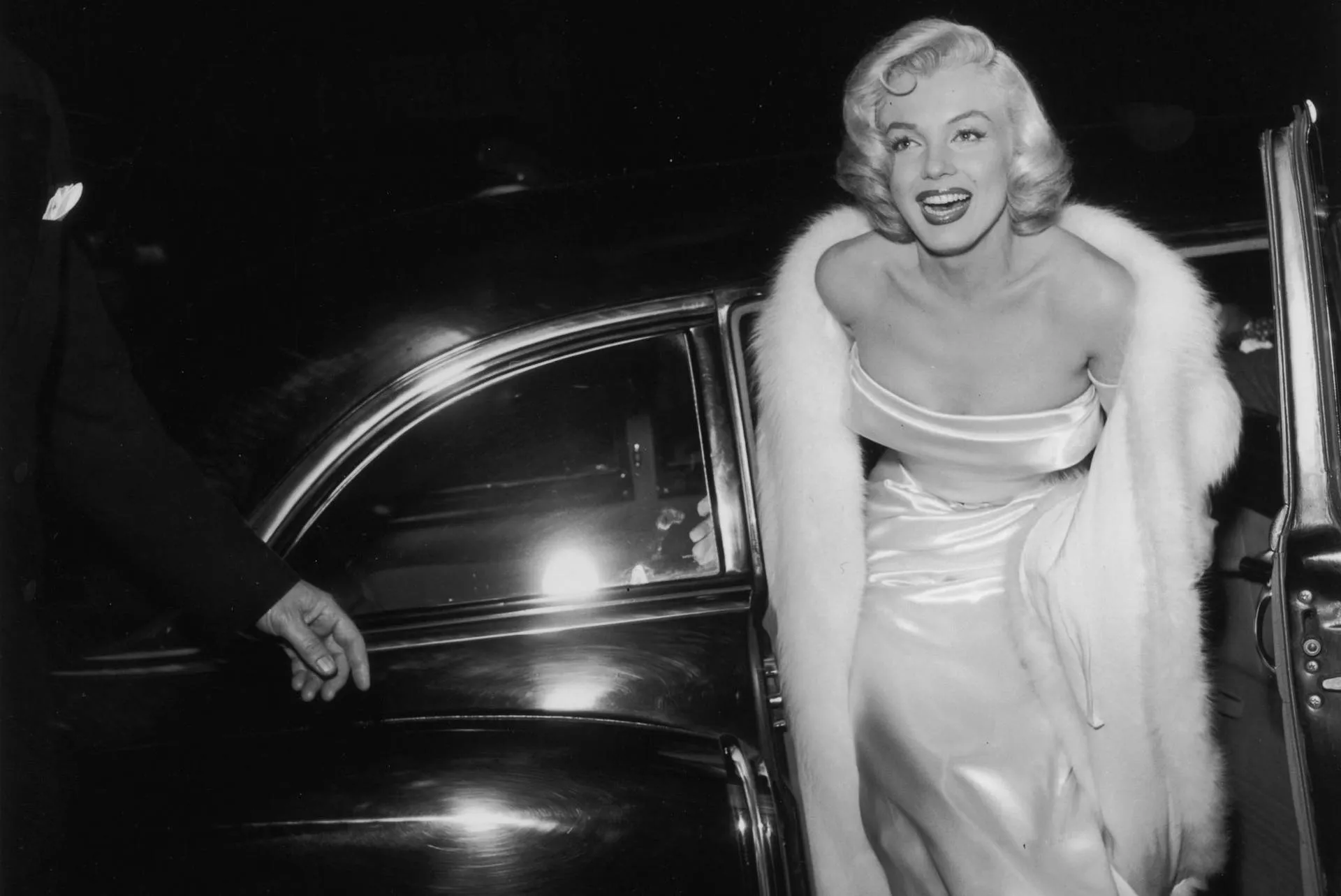 Download Marilyn Monroe Out Of Car Wallpaper