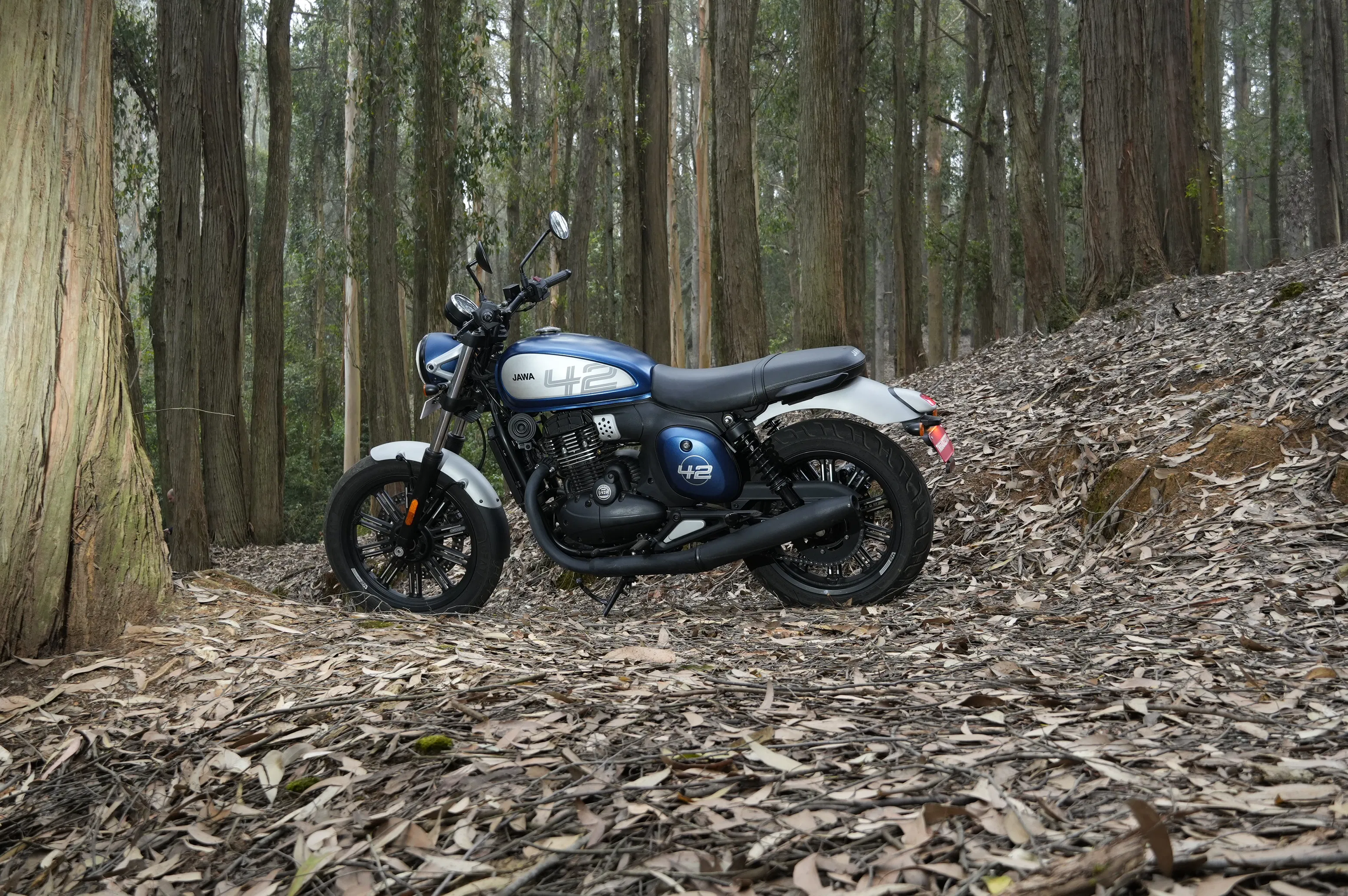 Jawa 42 FJ Front Right Three Quarter Image