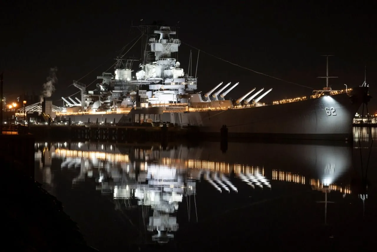 Battleship on the Delaware River: USS New Jersey traveling for repairs ( PHOTOS)