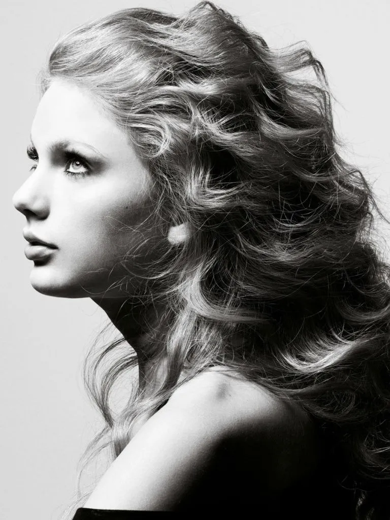 Taylor Swift In Black And White 4K UHD Wallpaper for UltraHD Desktop and TV, Smartphone and Tablet Devices