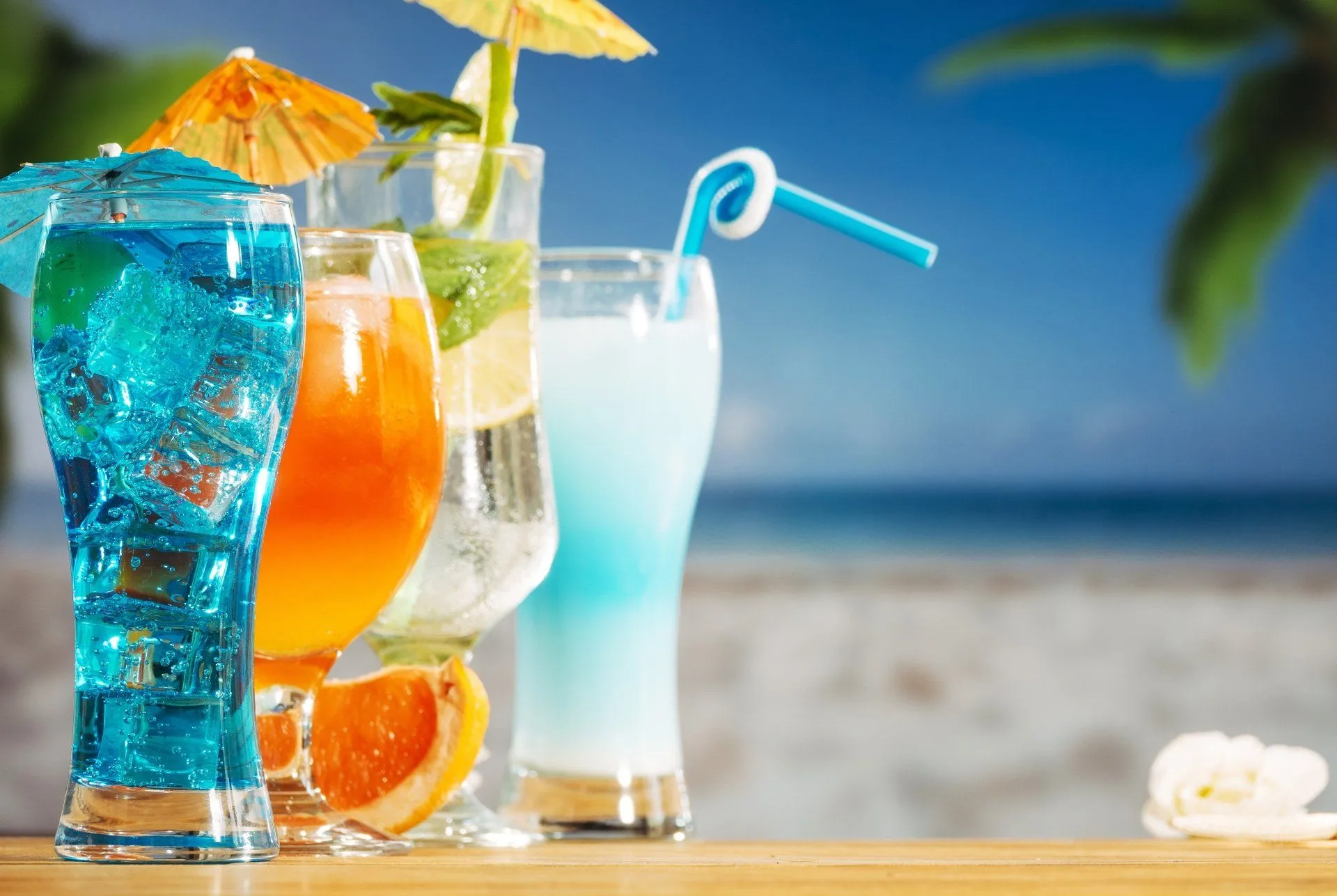 Tropical Summer Cocktails: Refreshing 4K Ultra HD Beachside Drinks Wallpaper