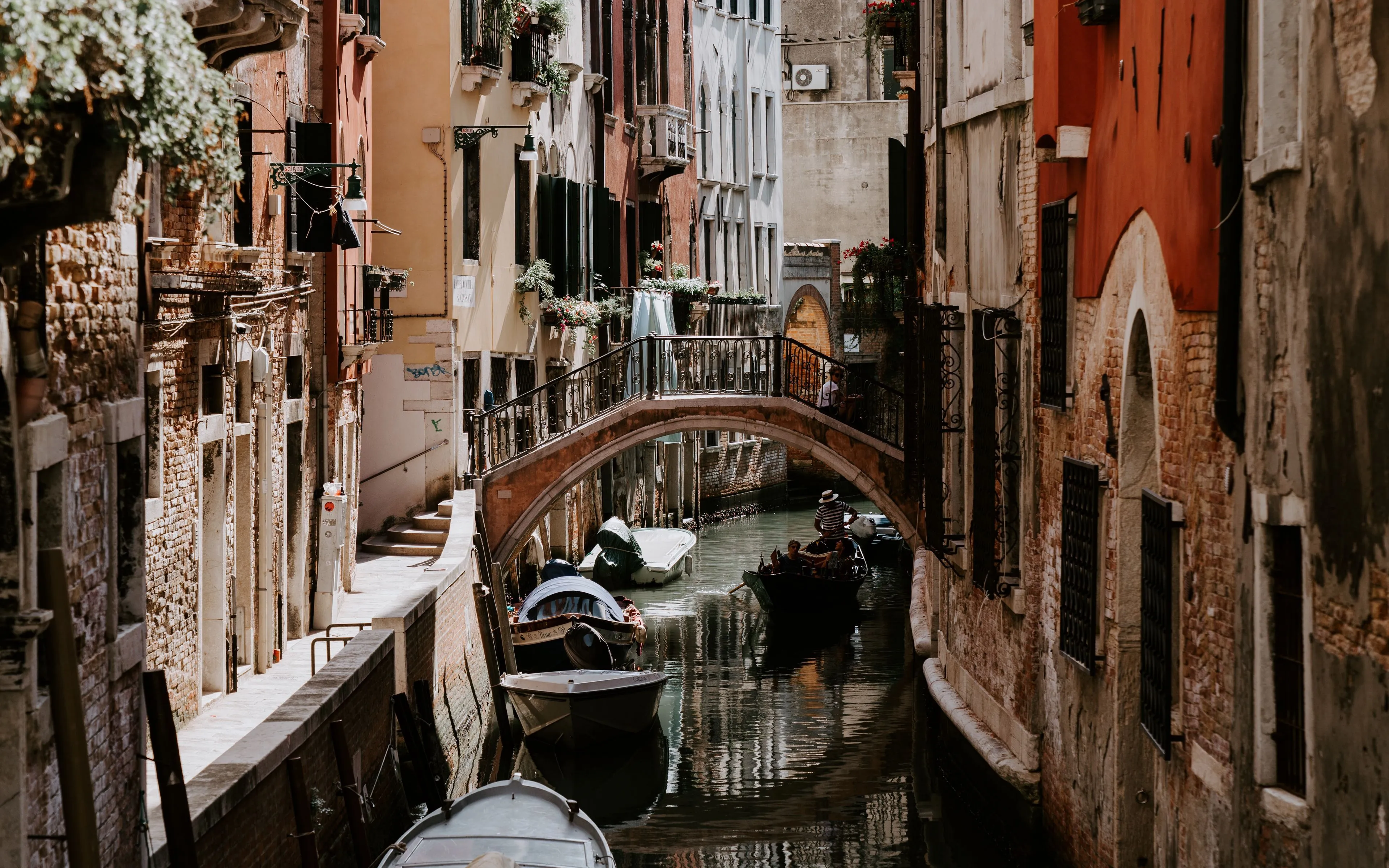 Download wallpaper 3840x2400 city, buildings, boats, river, venice 4k ultra HD 16:10 HD background