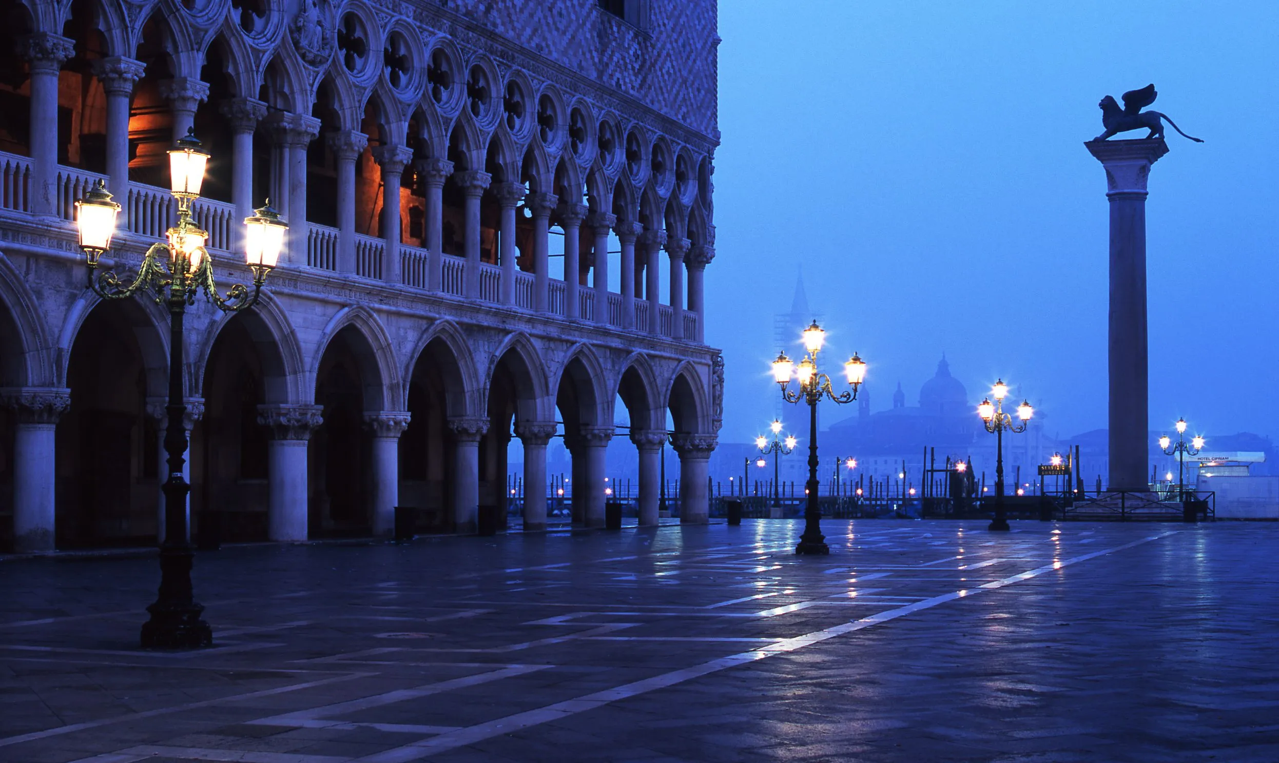 Wallpaper fog, the evening, area, lights, Italy, Venice, architecture, the Doge's Palace for mobile and desktop, section город, resolution 2492x1488