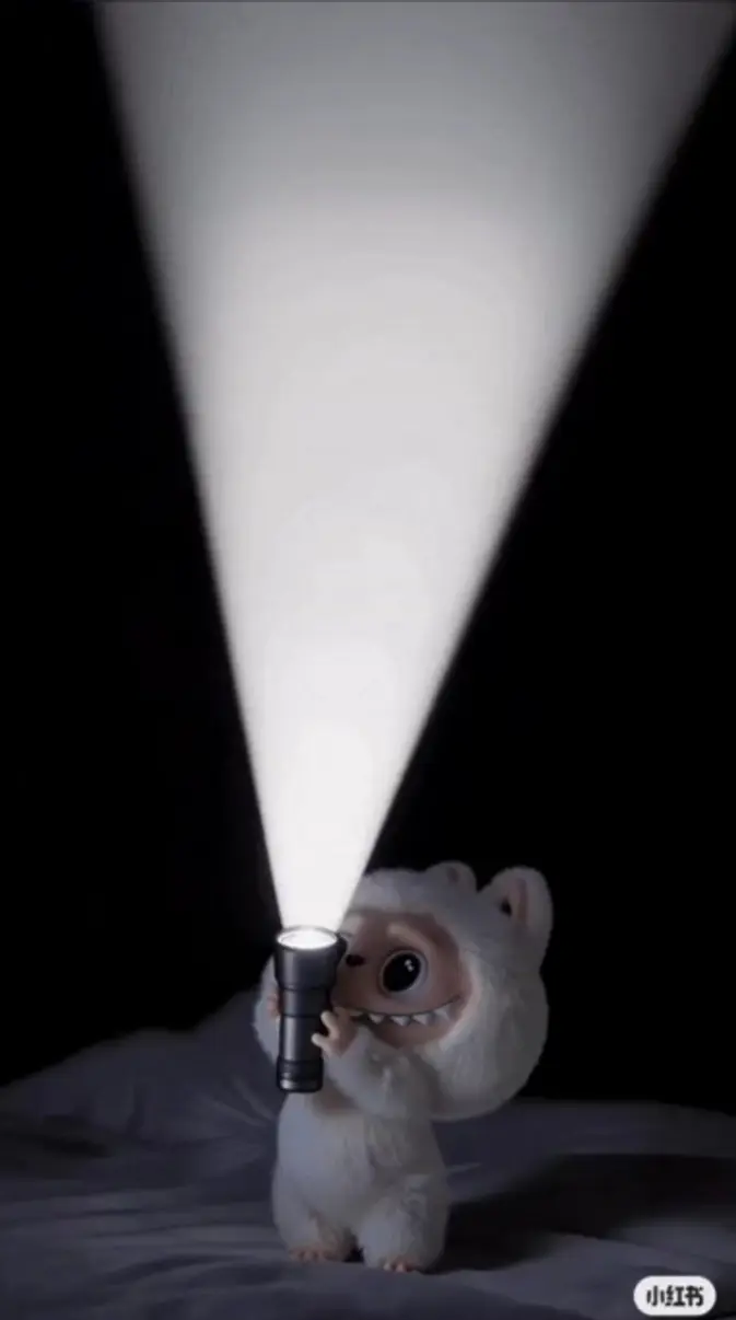 LABUBU FLASHLIGHT wallpaper