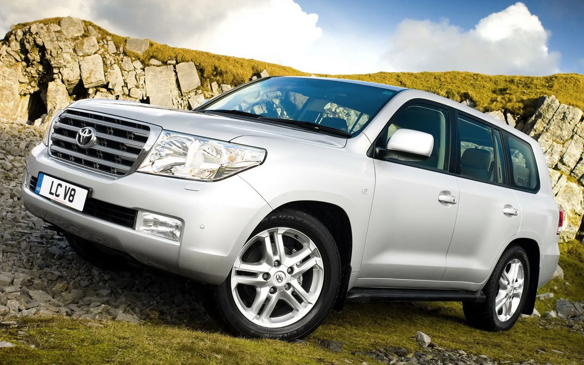 Toyota Land Cruiser 200 Desktop wallpaper 1366x768