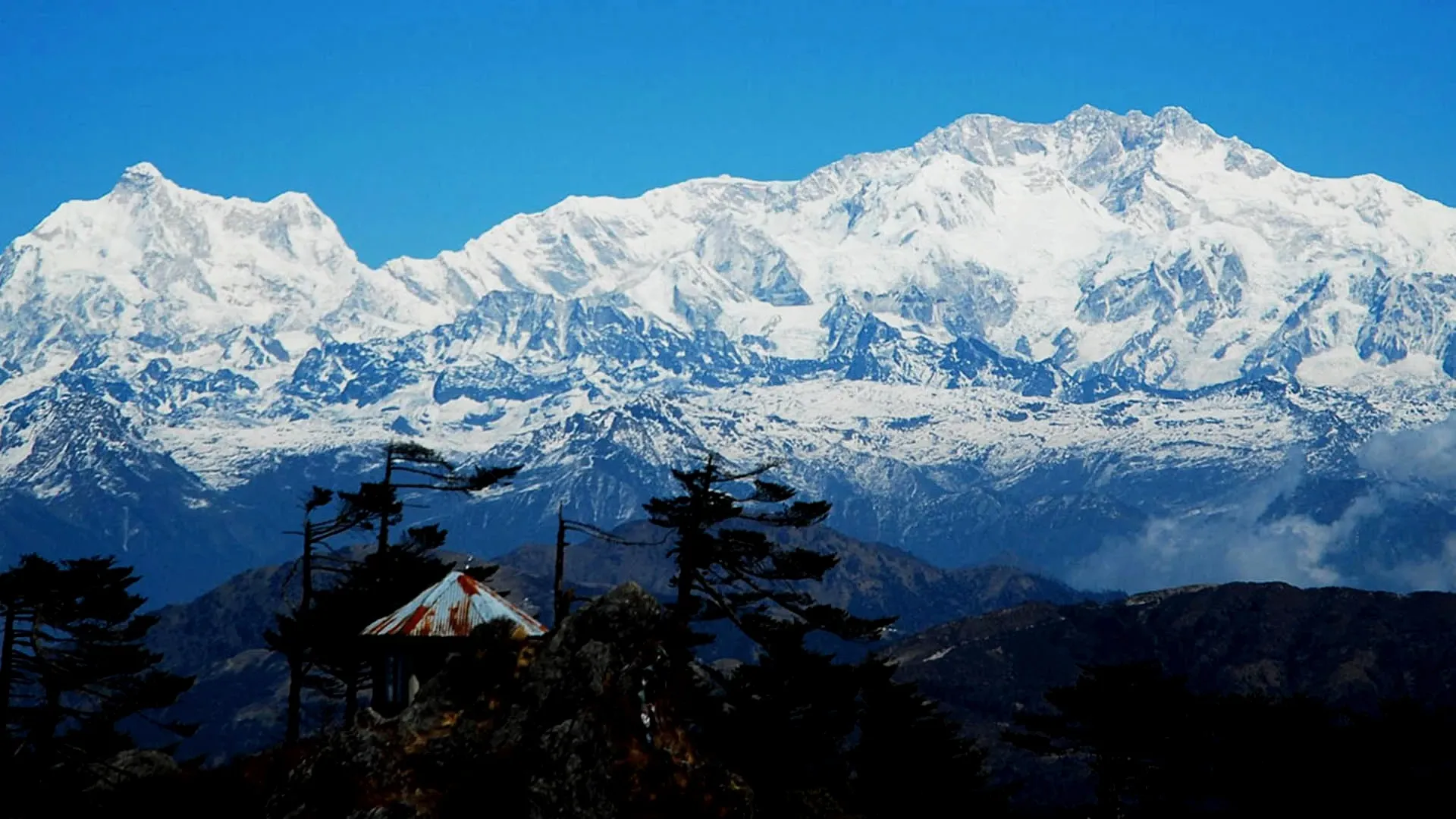 Explore The Kanchenjunga Hill: Majestic Views of the Himalayas