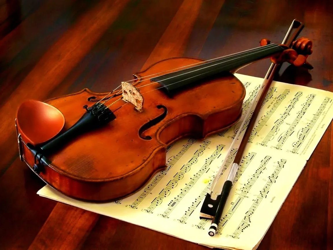 Violin with a bow are on a notebook Desktop wallpaper 1152x864