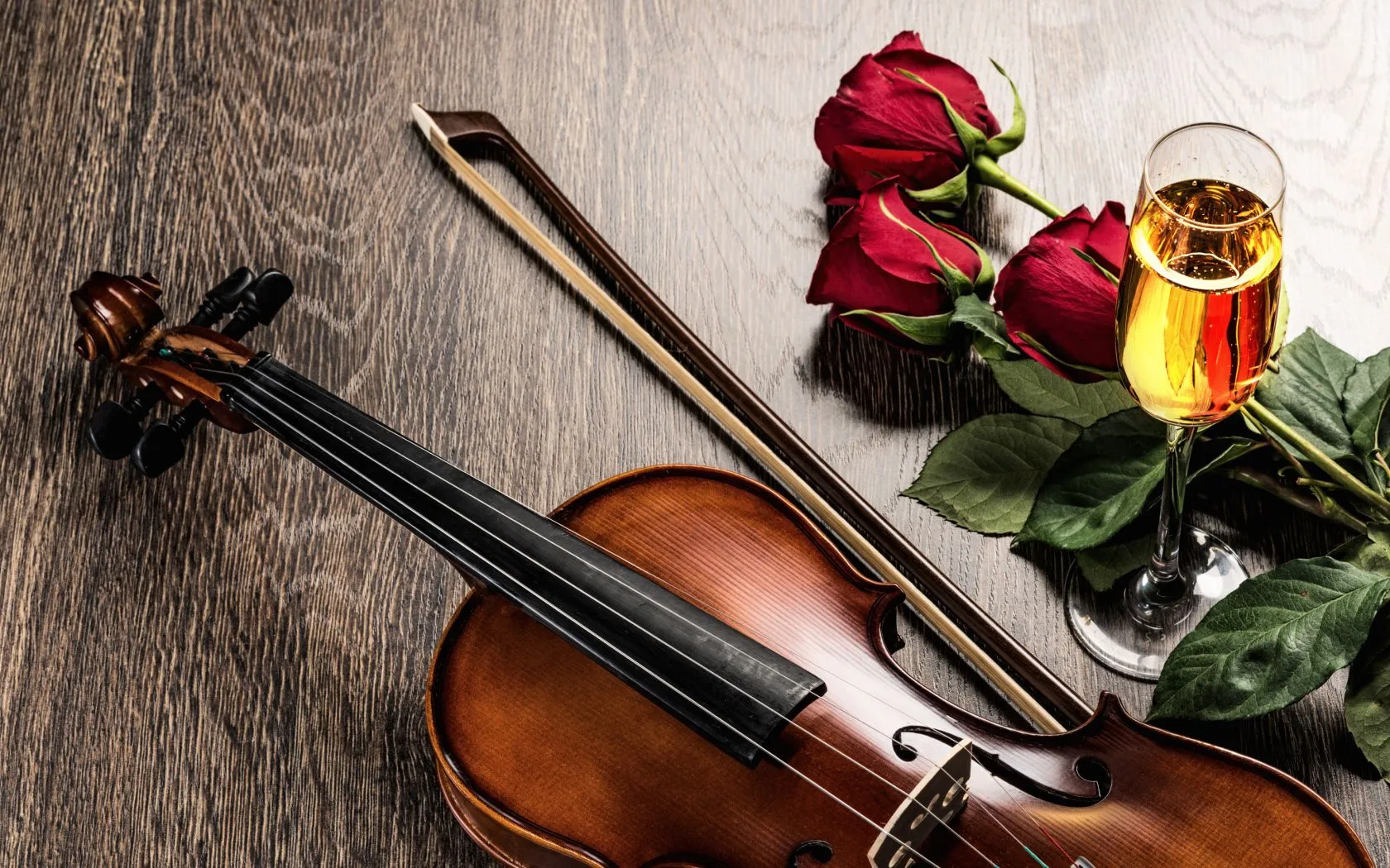 The violin is on the table with a glass of champagne and red roses Desktop wallpaper 1680x1050