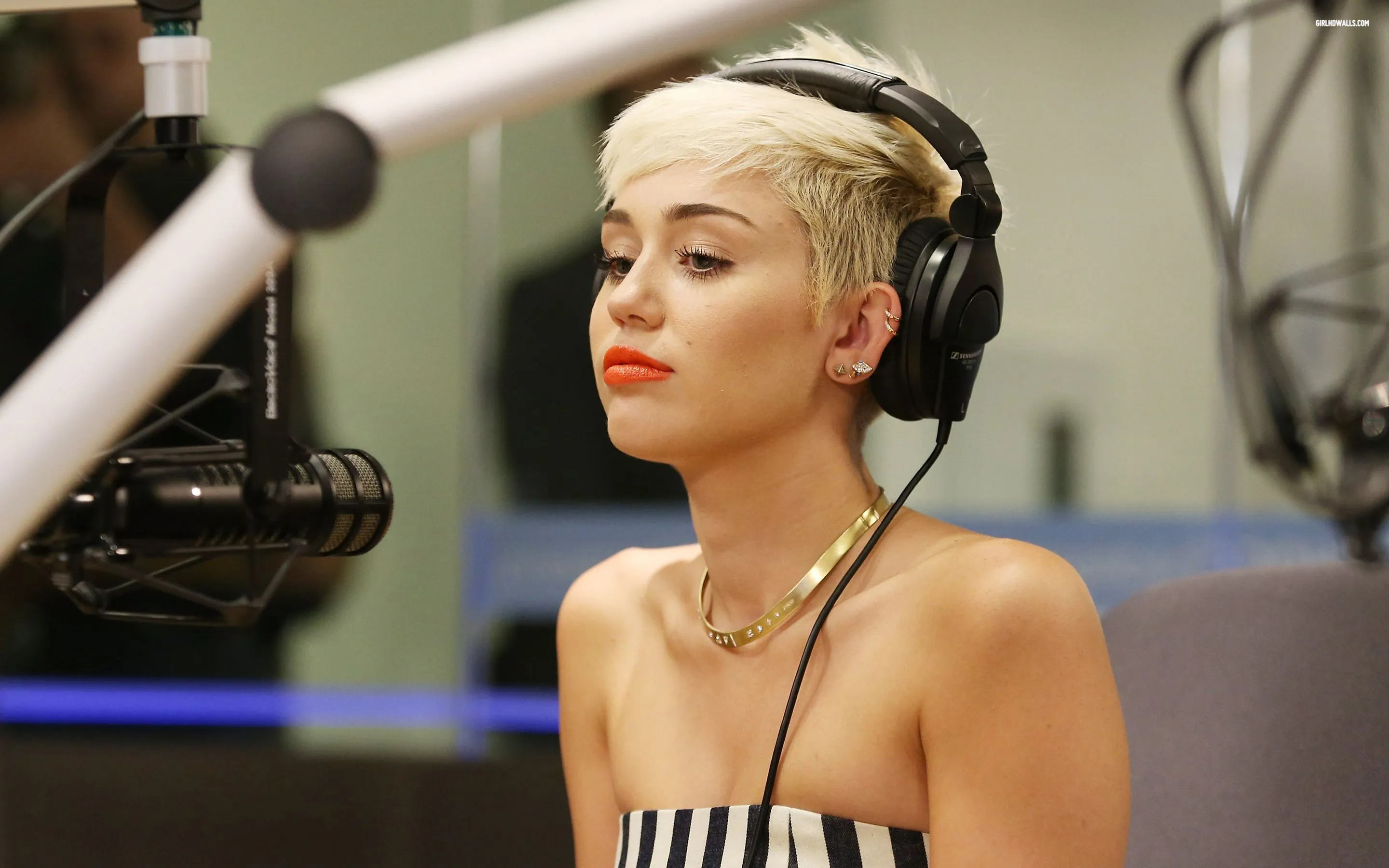 Miley Cyrus, new haircut, photo 2013 Desktop wallpaper 1680x1050